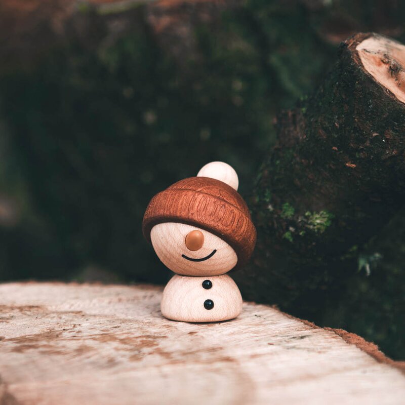 Sundae snømann trefigur 6 cm sapele/lønn