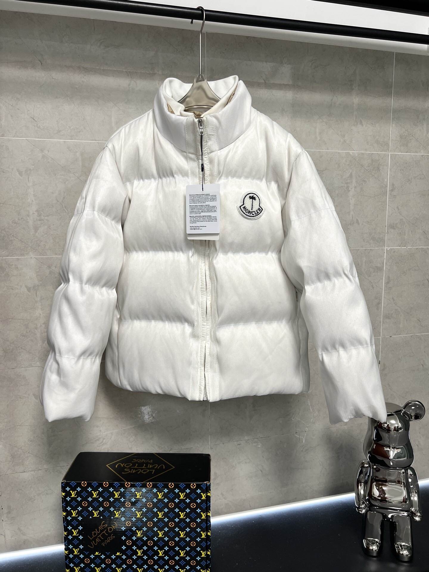 【人気商品】𝐌𝐎𝐍𝐂𝐋𝐄𝐑 新型発光薄型ダウンジャケットMONCLER
