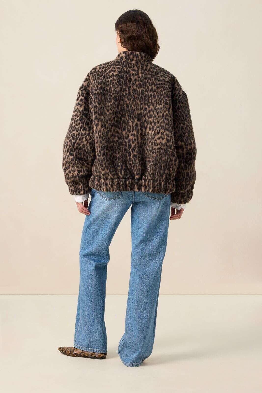 Bruine wollen boucl&eacute; jas met leopard print