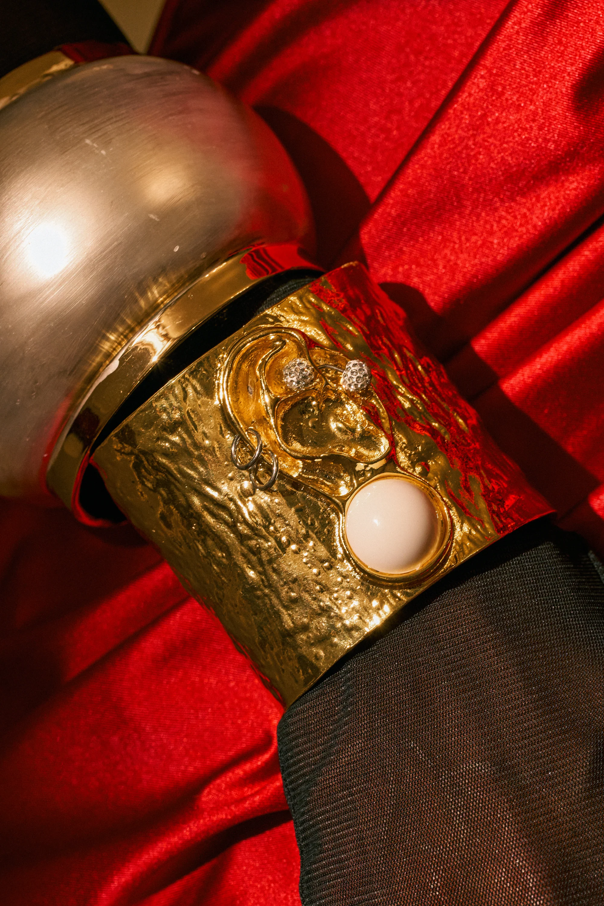 LISTEN CLOSELY METAL CUFF IN GOLD - Akira Store