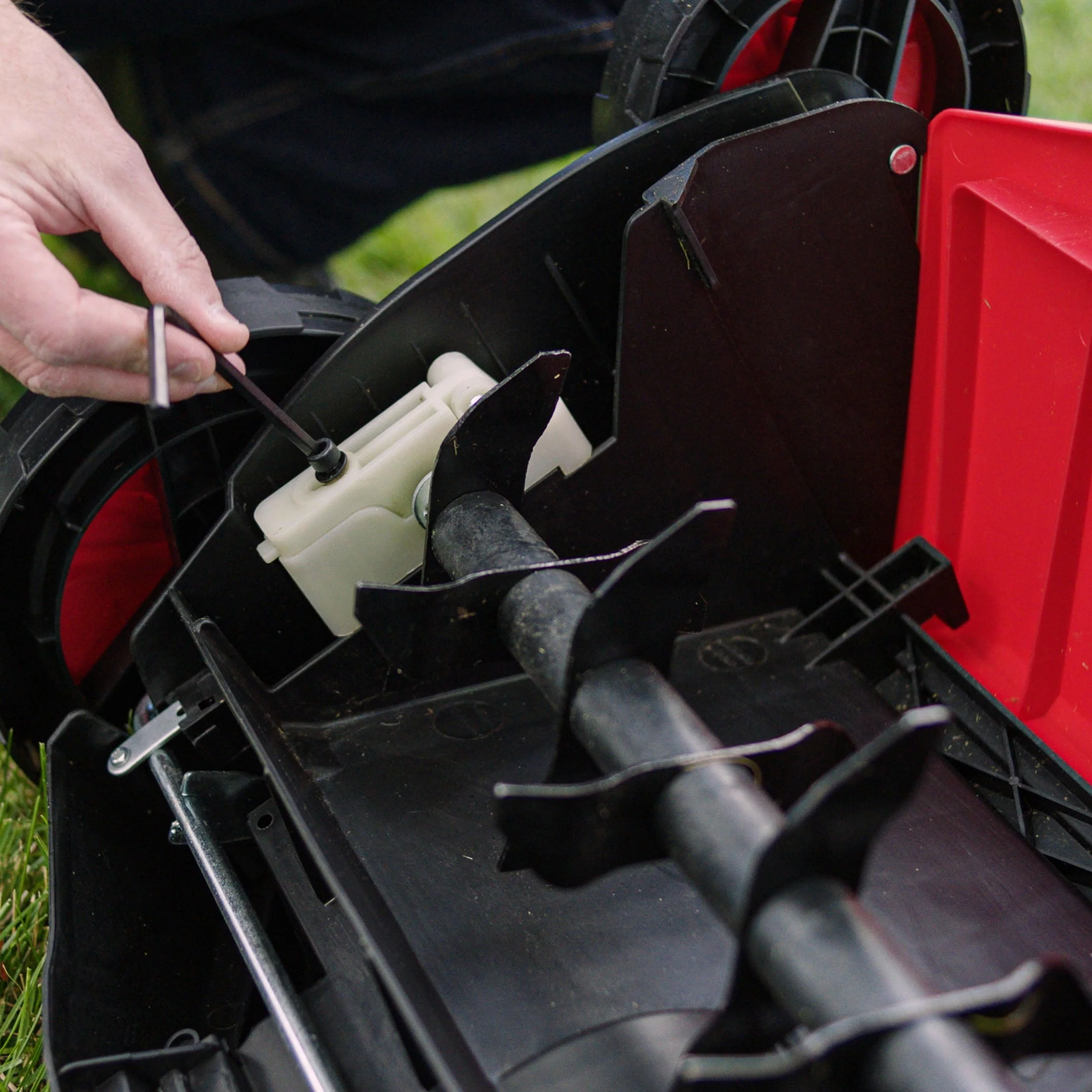 Hyper Tough 13 Amp Electric Lawn Dethatcher/Scarifier Image 6