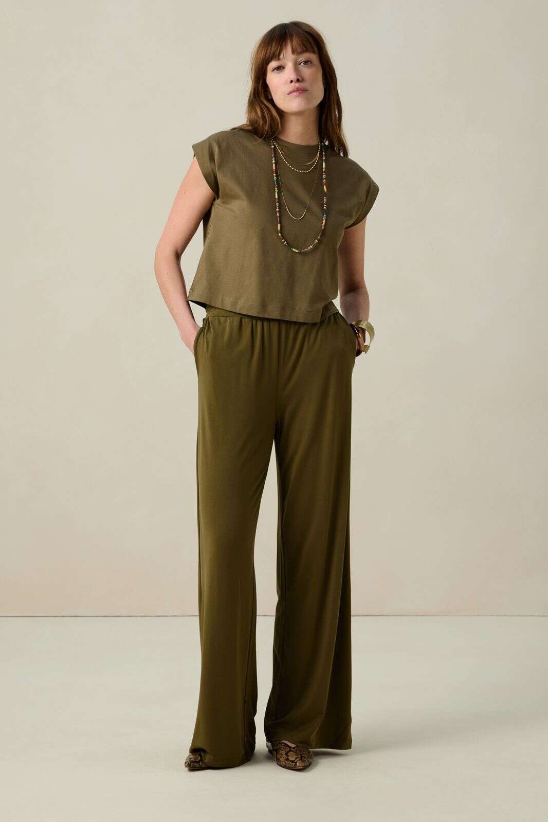 Donkergroen mouwloos T-shirt