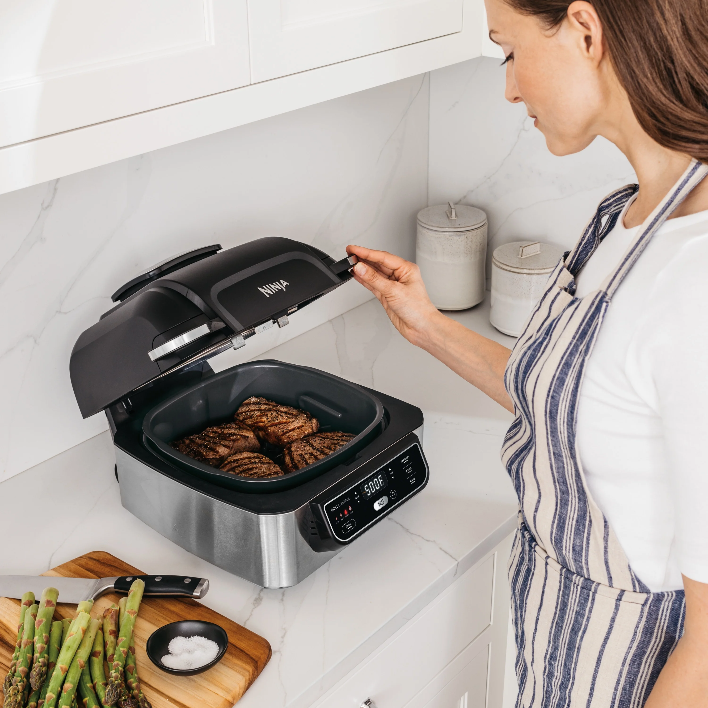 Foodi 4 in 1 Indoor Grill with 4 Qt Air Fryer, Roast, Bake, Cyclonic Grilling Technology, Black/Stainless Image 6