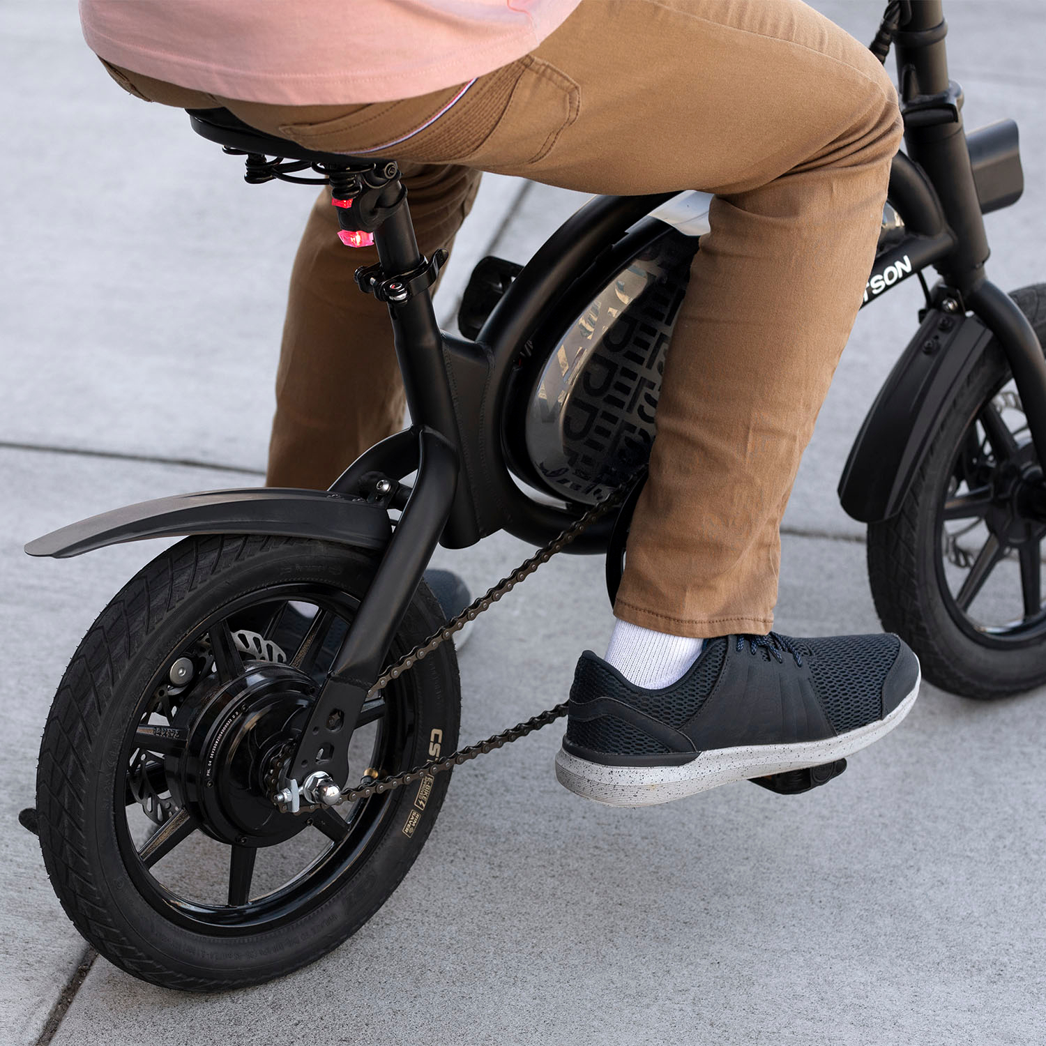 Jetson Bolt Pro 2025 – Vélo électrique noir – Autonomie maximale de 48 km et vitesse maximale de 25 km/h