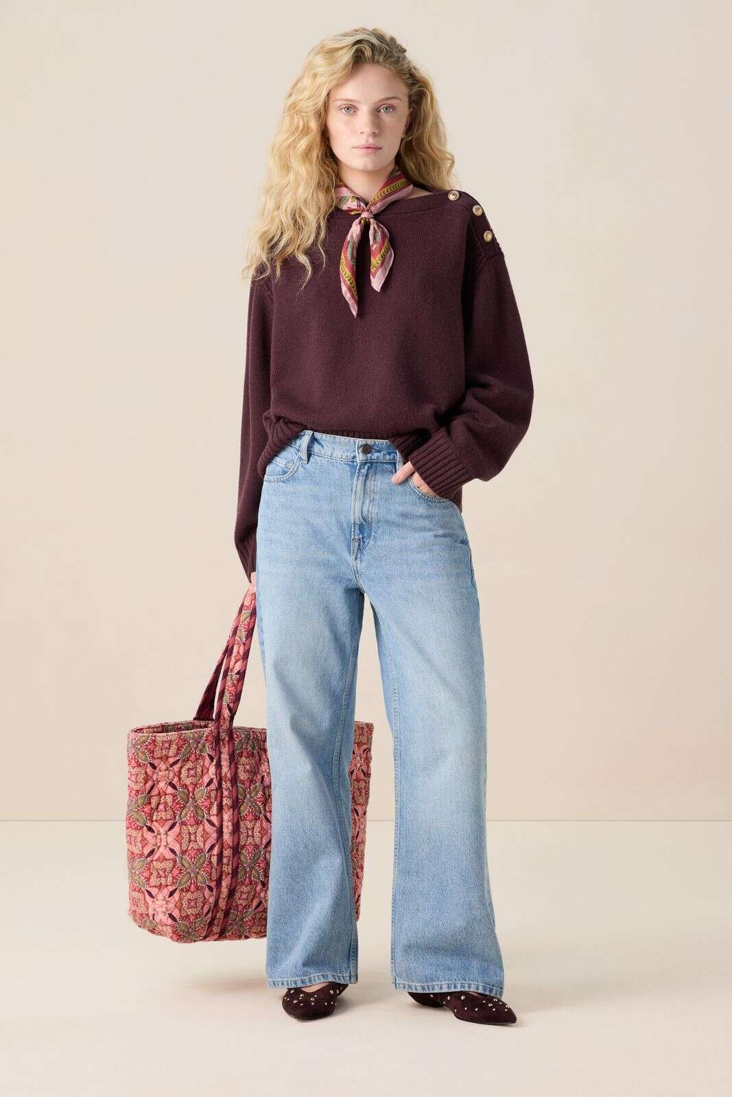 Donkerbruine trui met gouden knopen