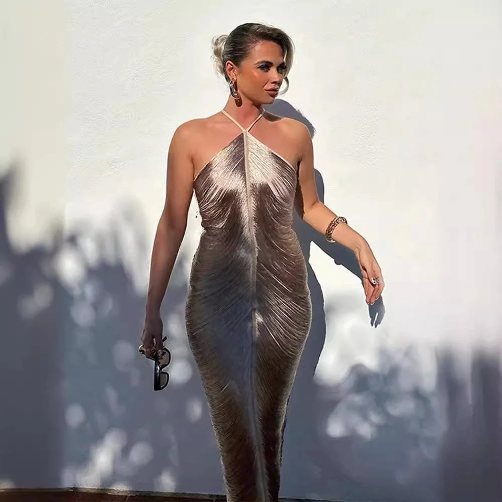 Robe longue élégante pour femme avec col sophistiqué et fente
