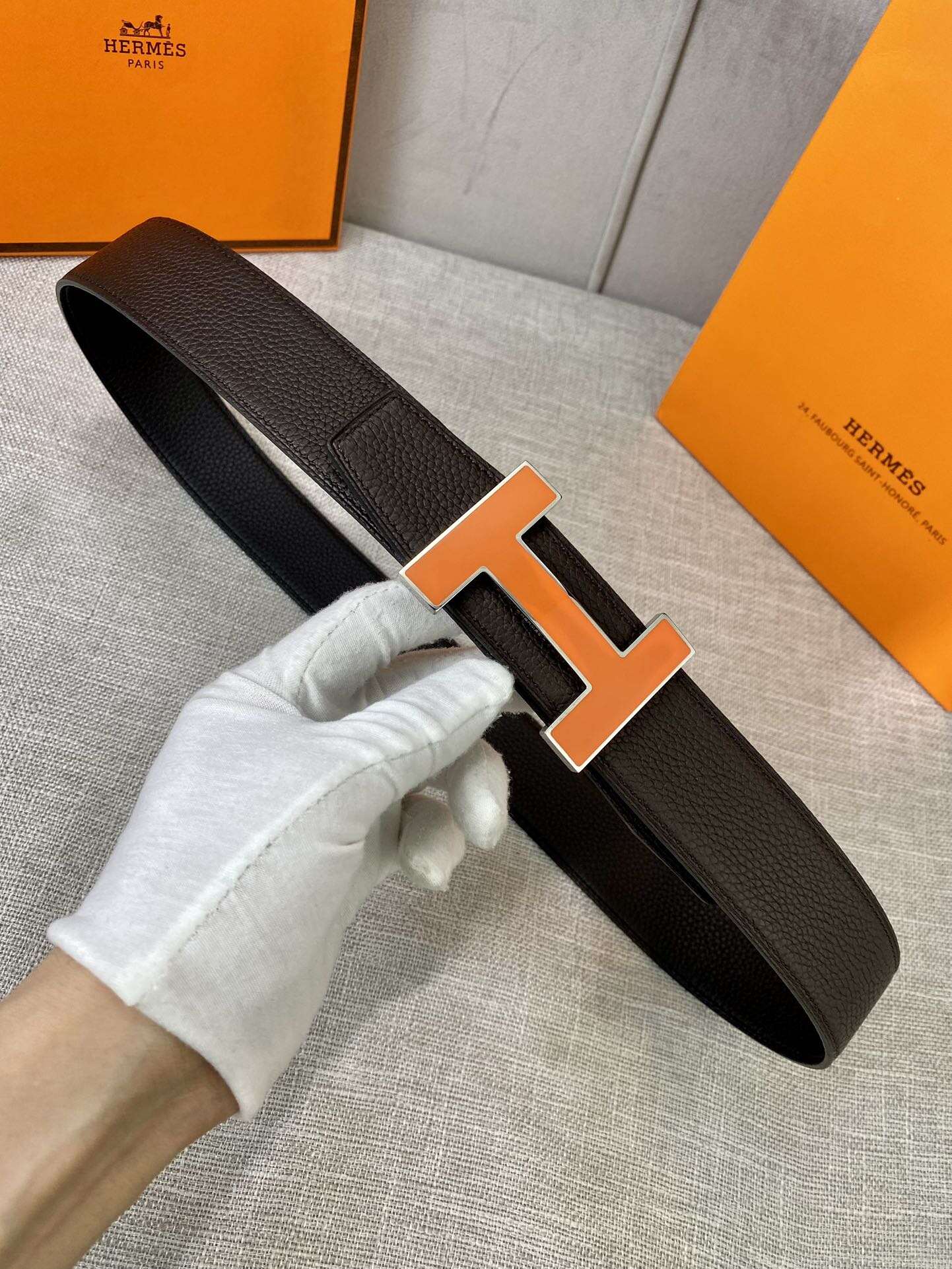 HERMES 両面カーフスキン、上質なスチール製ハードウェア、エナメルバックル、リバーシブル