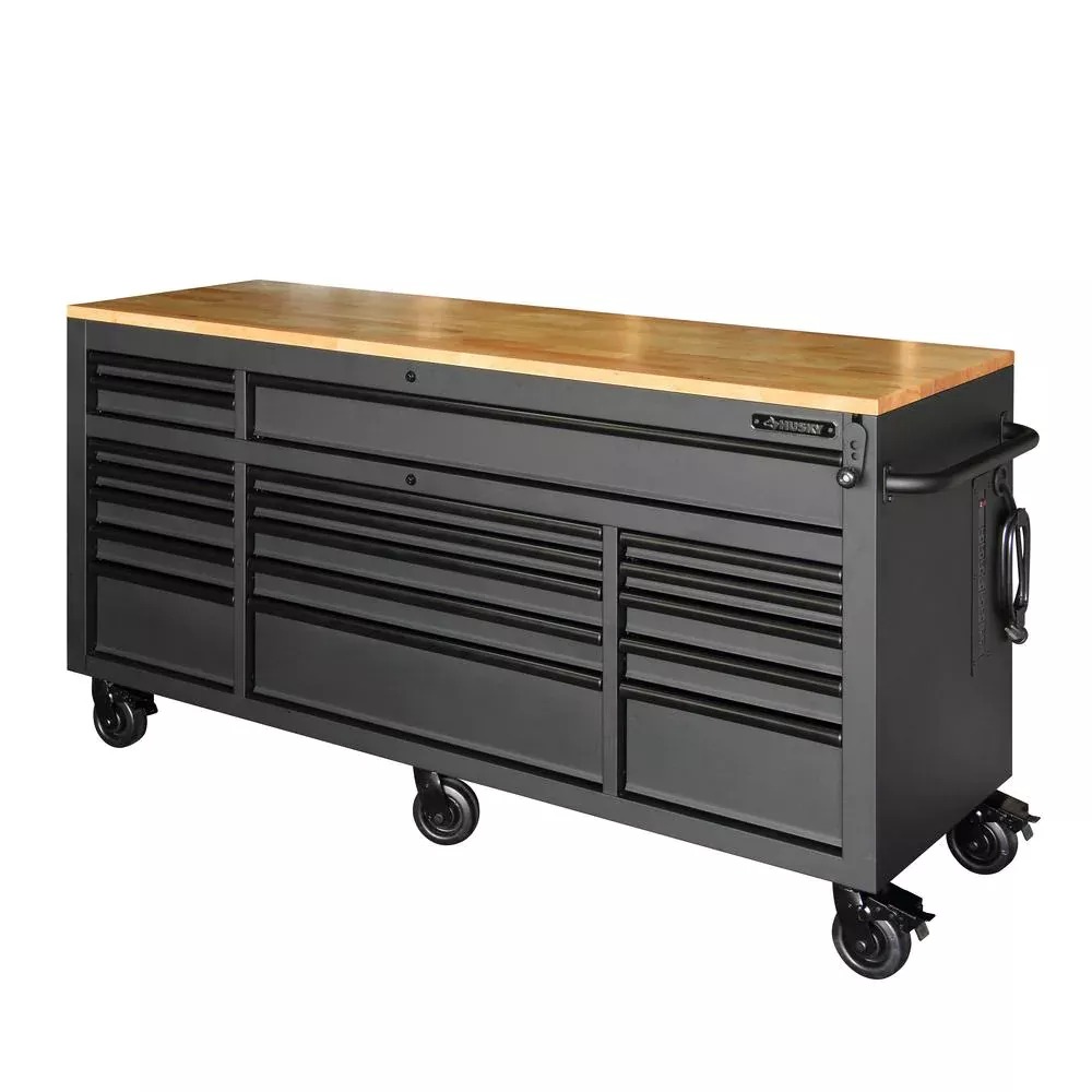 Établi mobile robuste de 183 cm de large avec coffre à outils profond à 18 tiroirs, finition noir mat et plateau en bois massif à hauteur réglable.