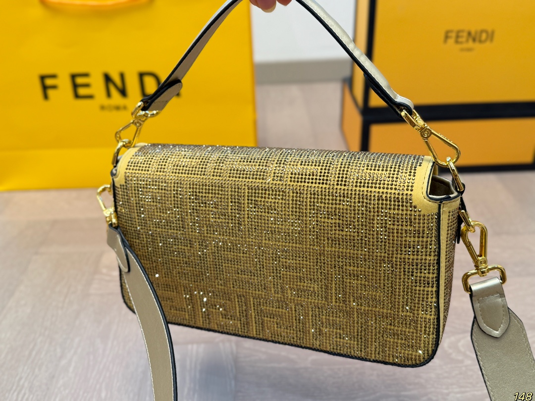 Fen new arrival Baguette Chain bag size??26*15 cm