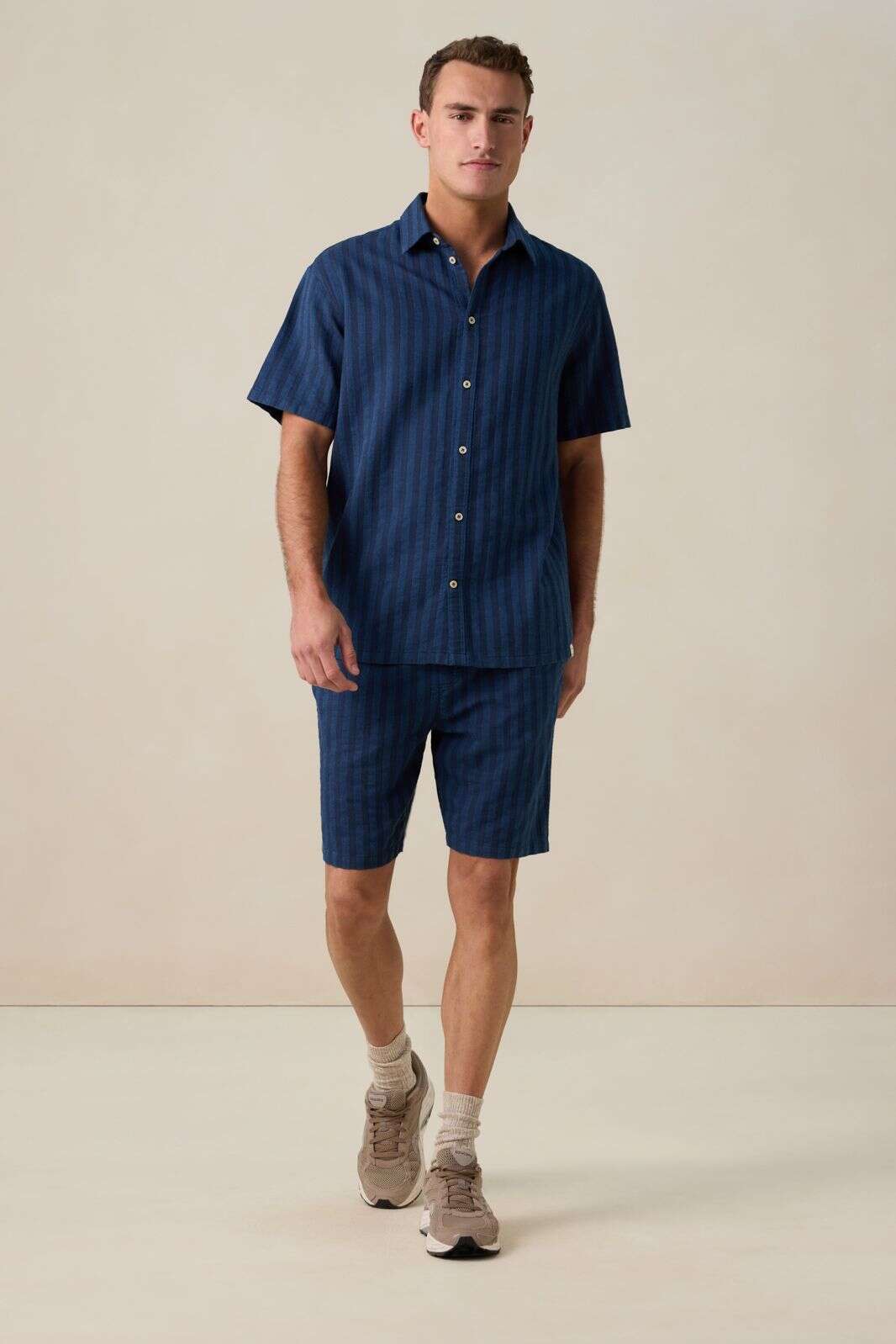 Donkerblauw gestreept overhemd