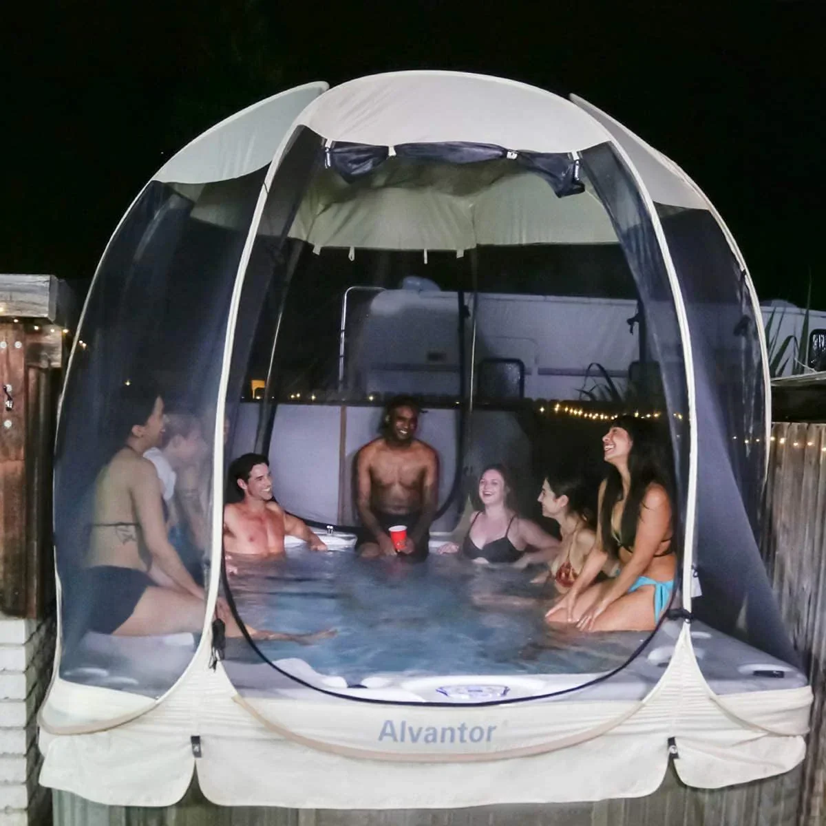 Gazebo moustiquaire pouvant accueillir 6, 10 ou 15 personnes. Tente de style igloo avec moustiquaire latérale. Idéal