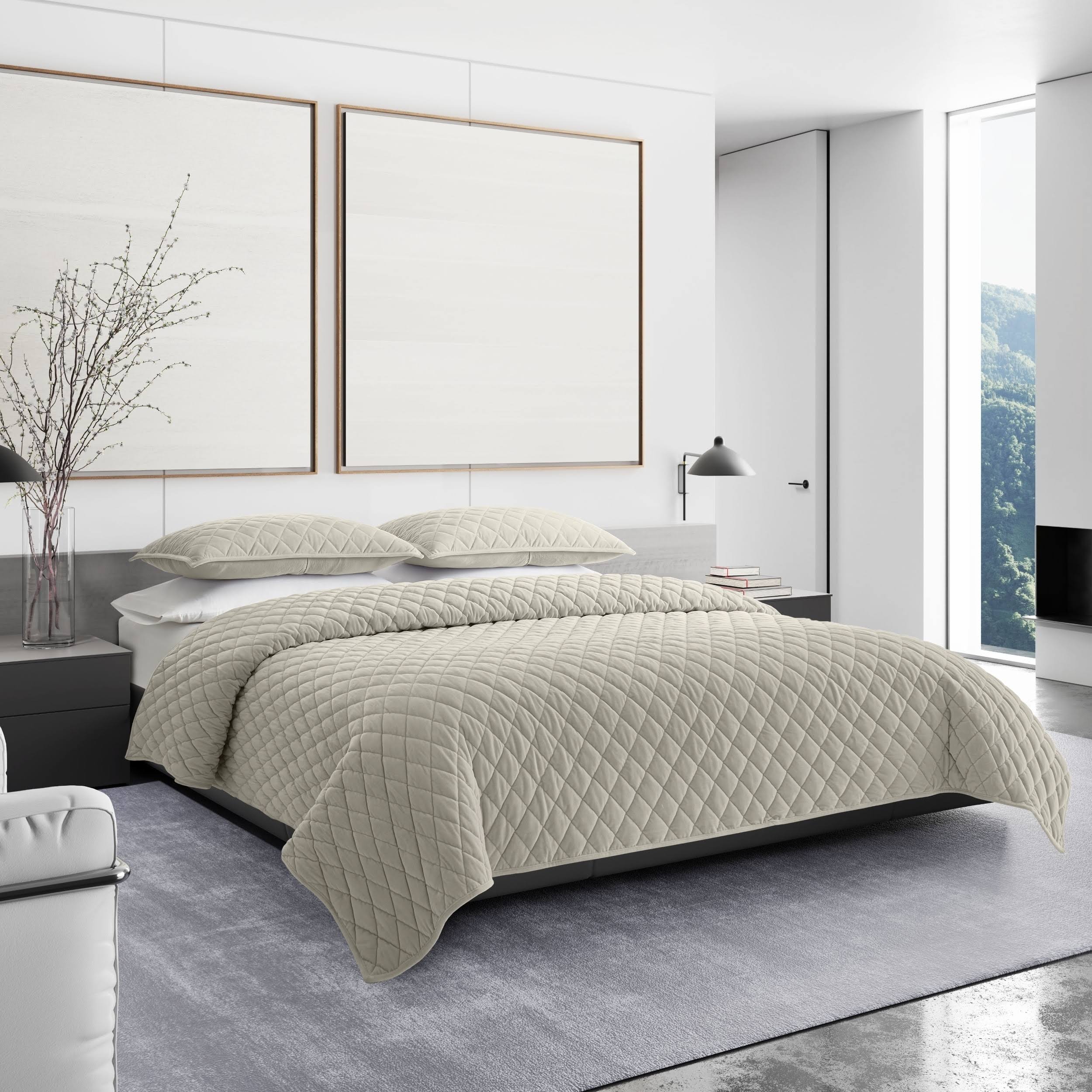 Vera Wang Diamond Velvet Quilt Set, King