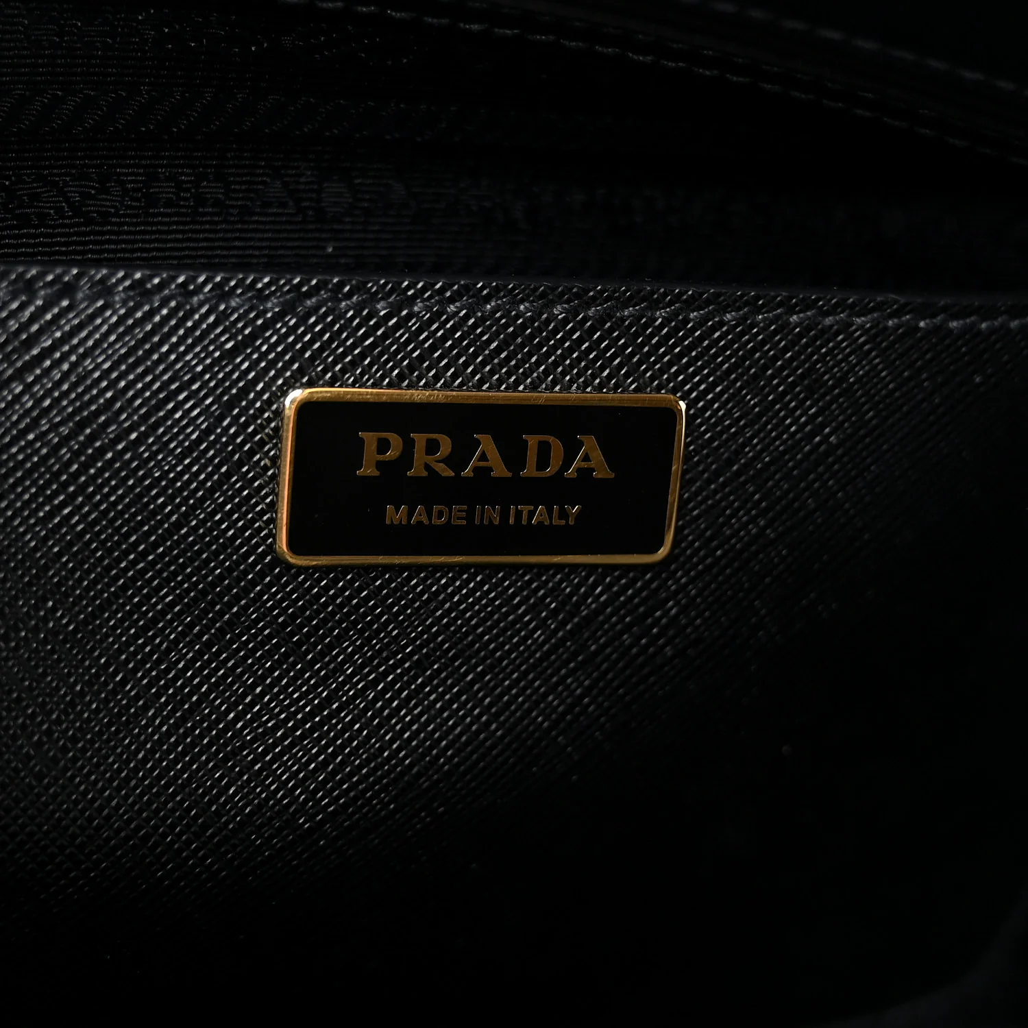 Saffiano Medium Galleria Double Zip Tote Black