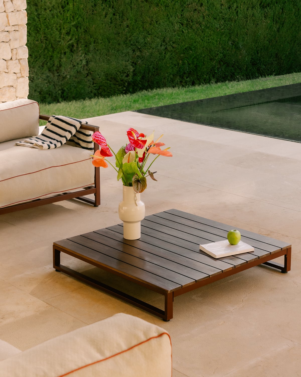 Kristen - Mesa de Centro de Exterior Cuadrada de Madera de Acacia y Metal (100x100 cm) Kristen