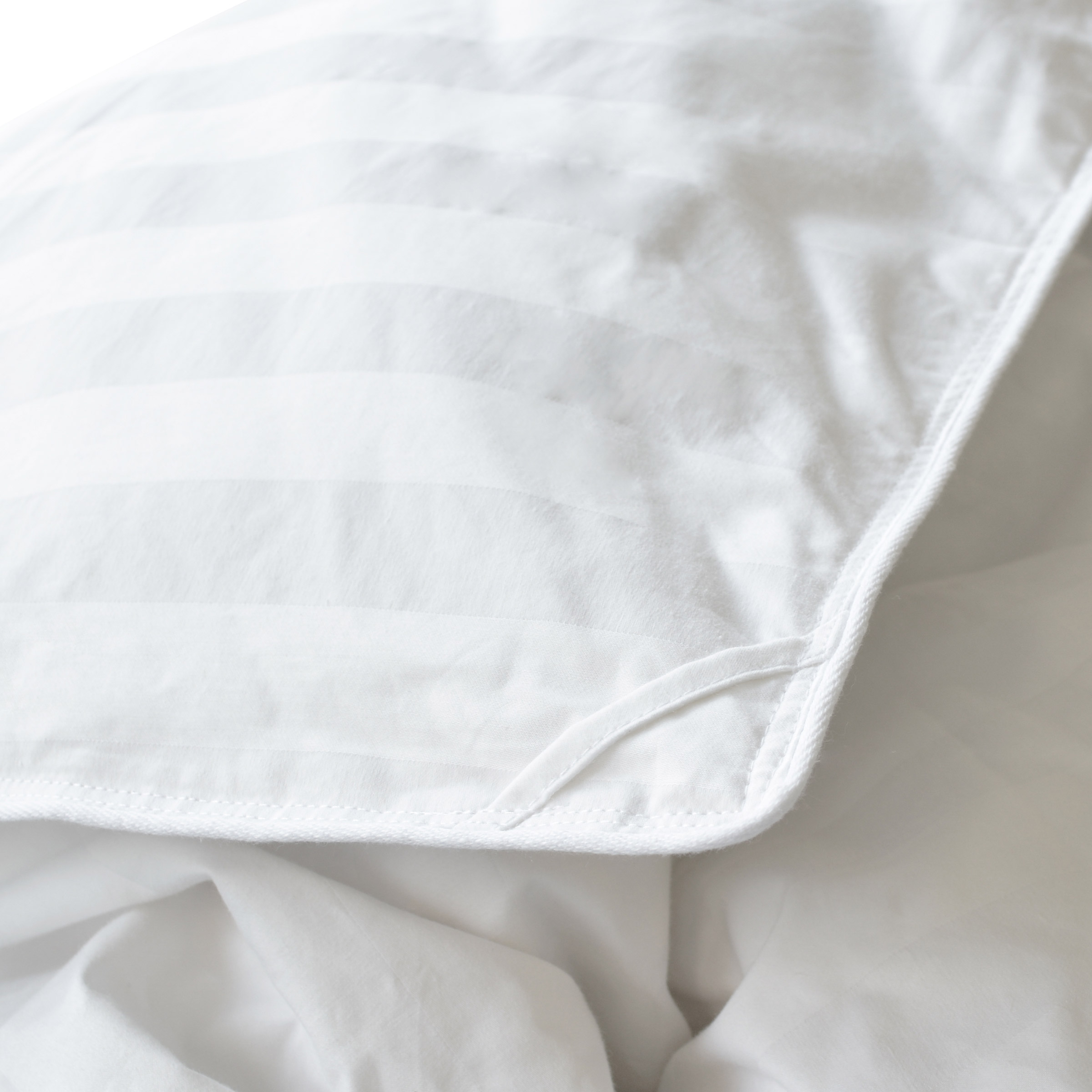 Downlite Hotel  Resort Hungarian White Goose Down Comforter
