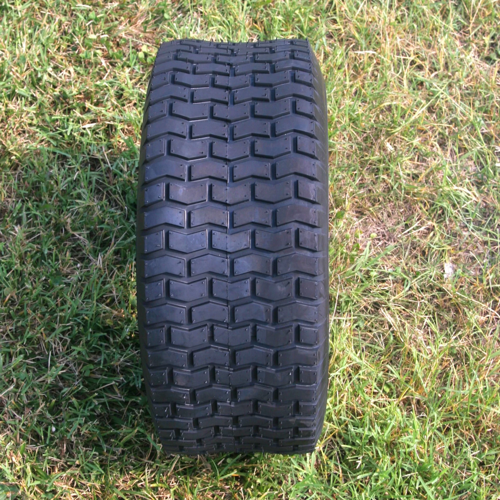18x9 50 8 4Ply Turf Tire Image 3
