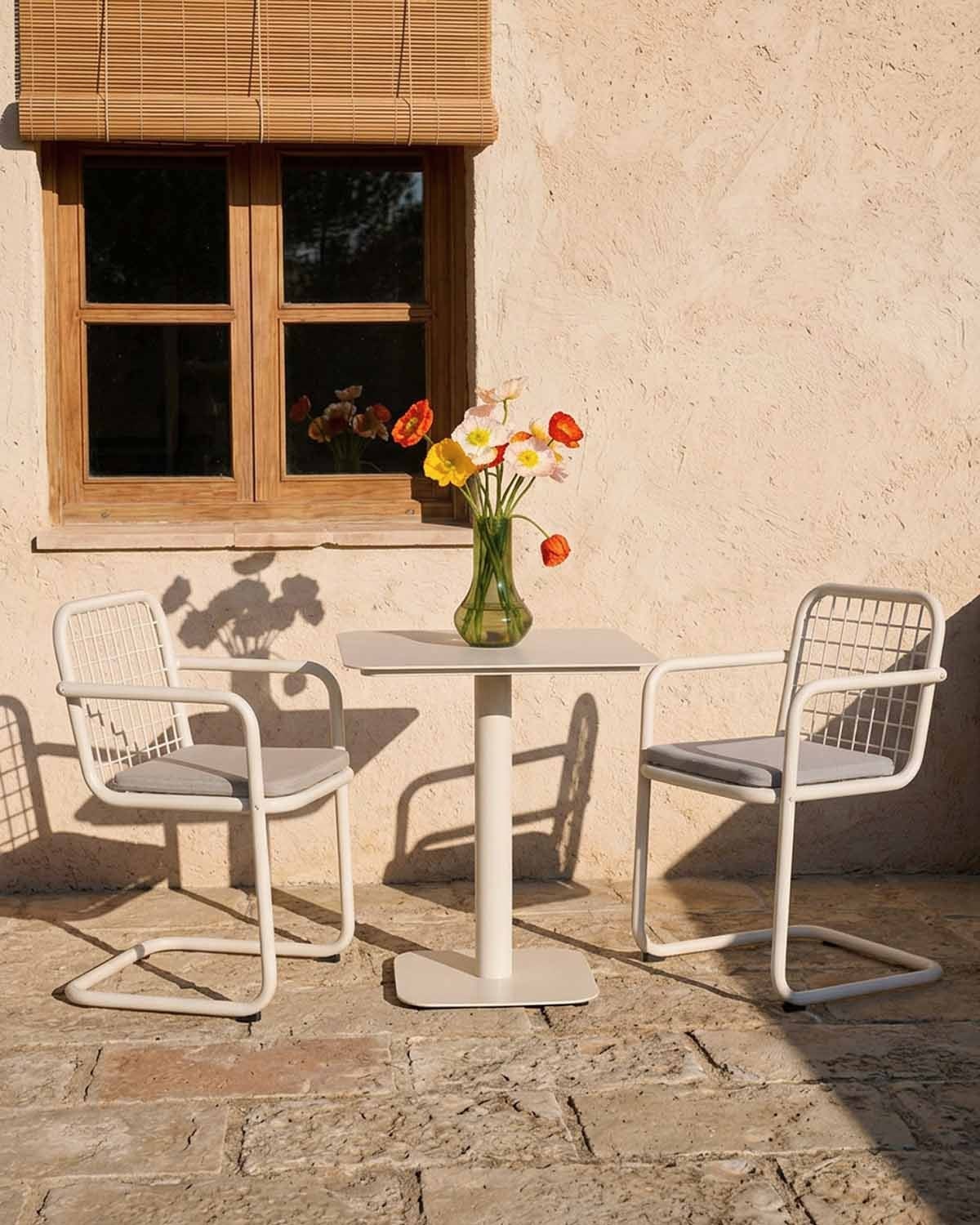 Set Zoilo - Biaritz - Set de Mesa Cuadrada (70x70 cm) Zoilo y 2 Sillas con Reposabrazos Biaritz de Metal de Exterior
