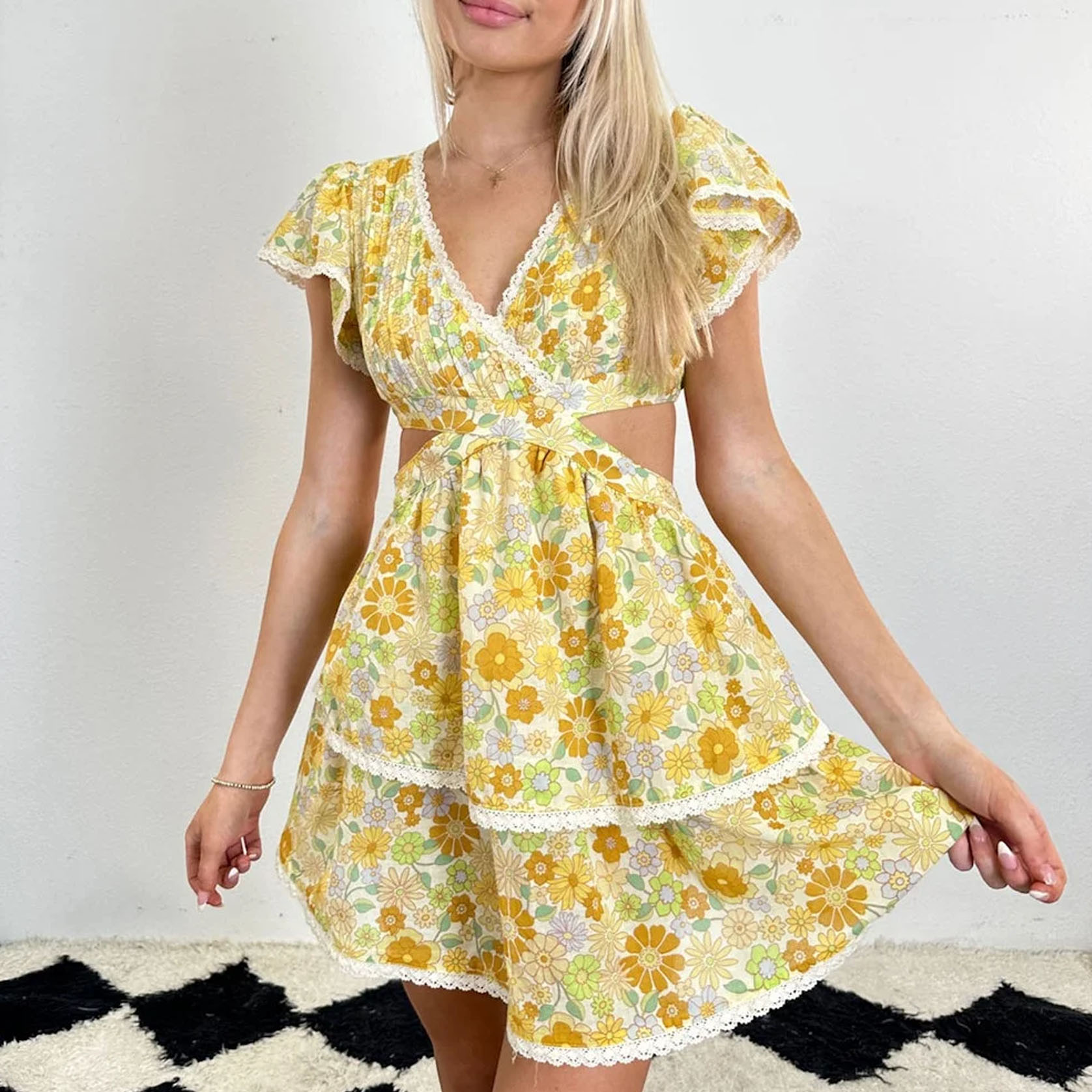Robe courte à volants et découpes Honey Blossom