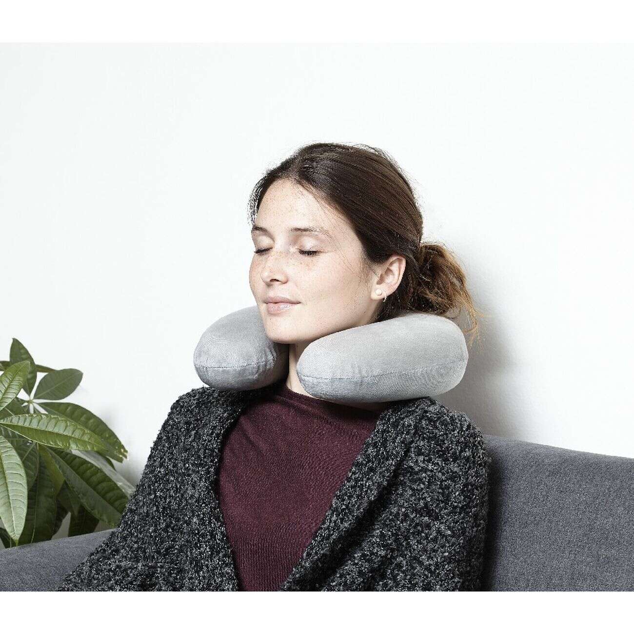 Coussin de voyage tour de cou mémoire de forme gris