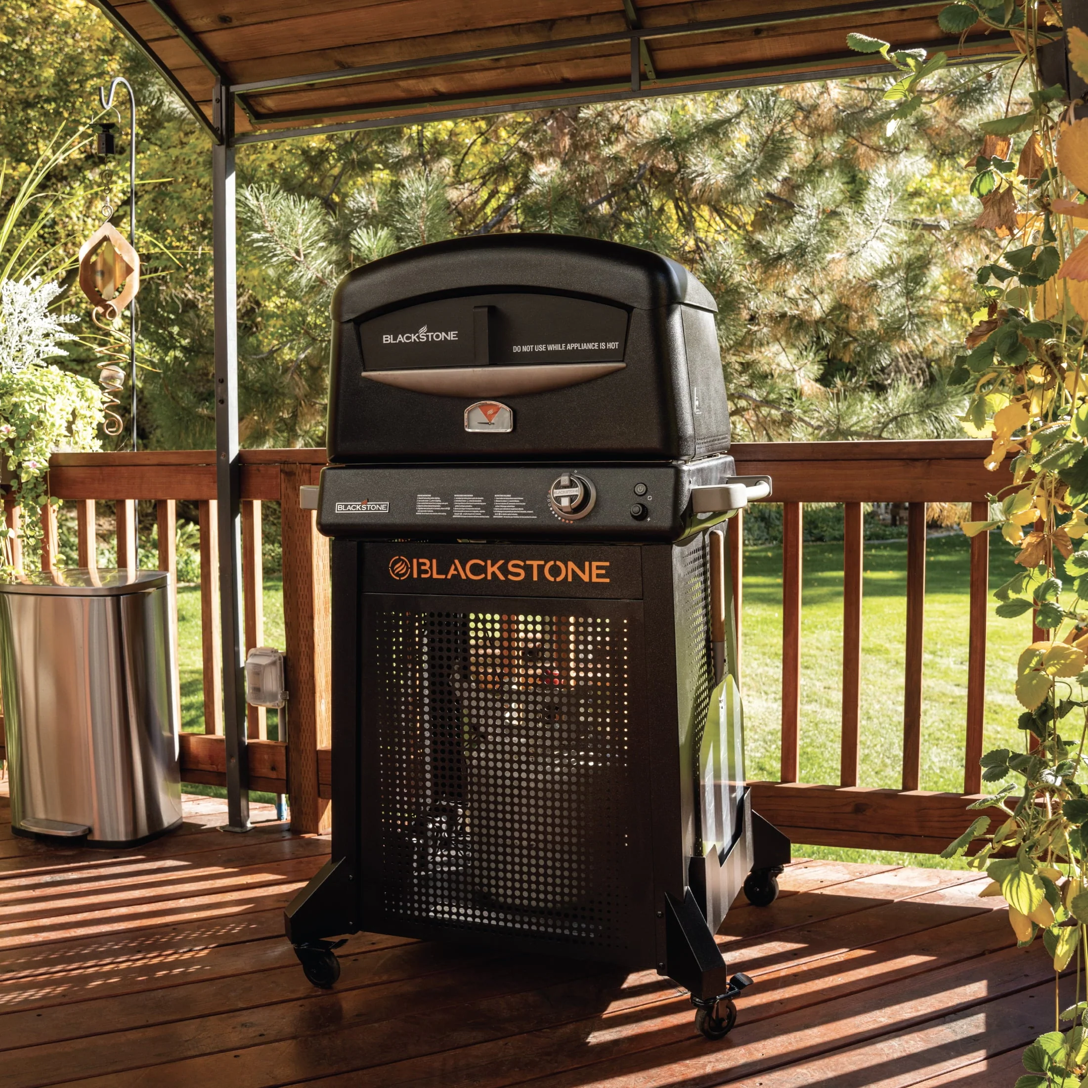 Blackstone Propane Outdoor Pizza Oven with Stand and Pizza Peel Image 8