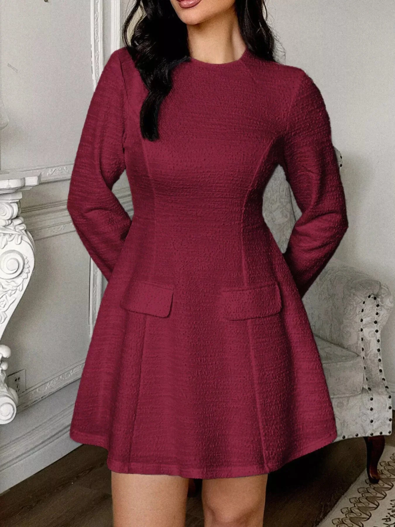 Robe courte à manches longues avec dos ajouré