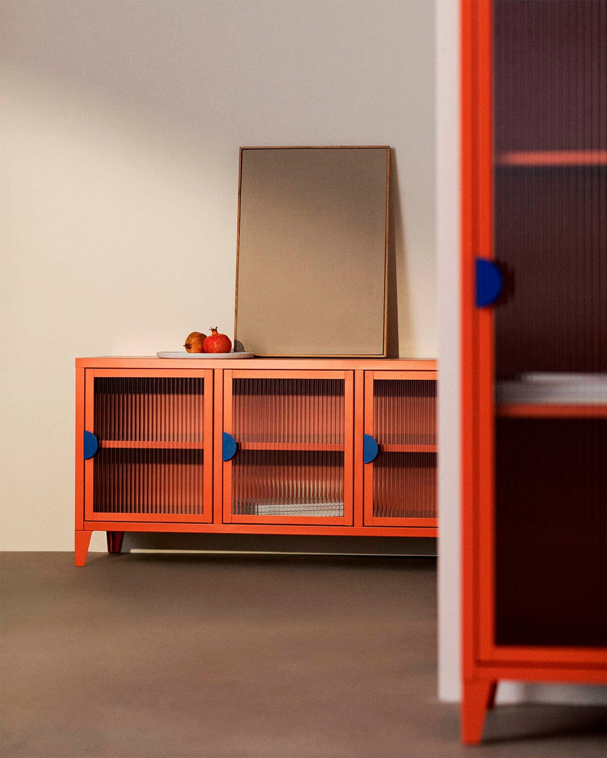 Soan - Mueble de TV 3 Puertas de Acero Laminado y Vidrio Soan