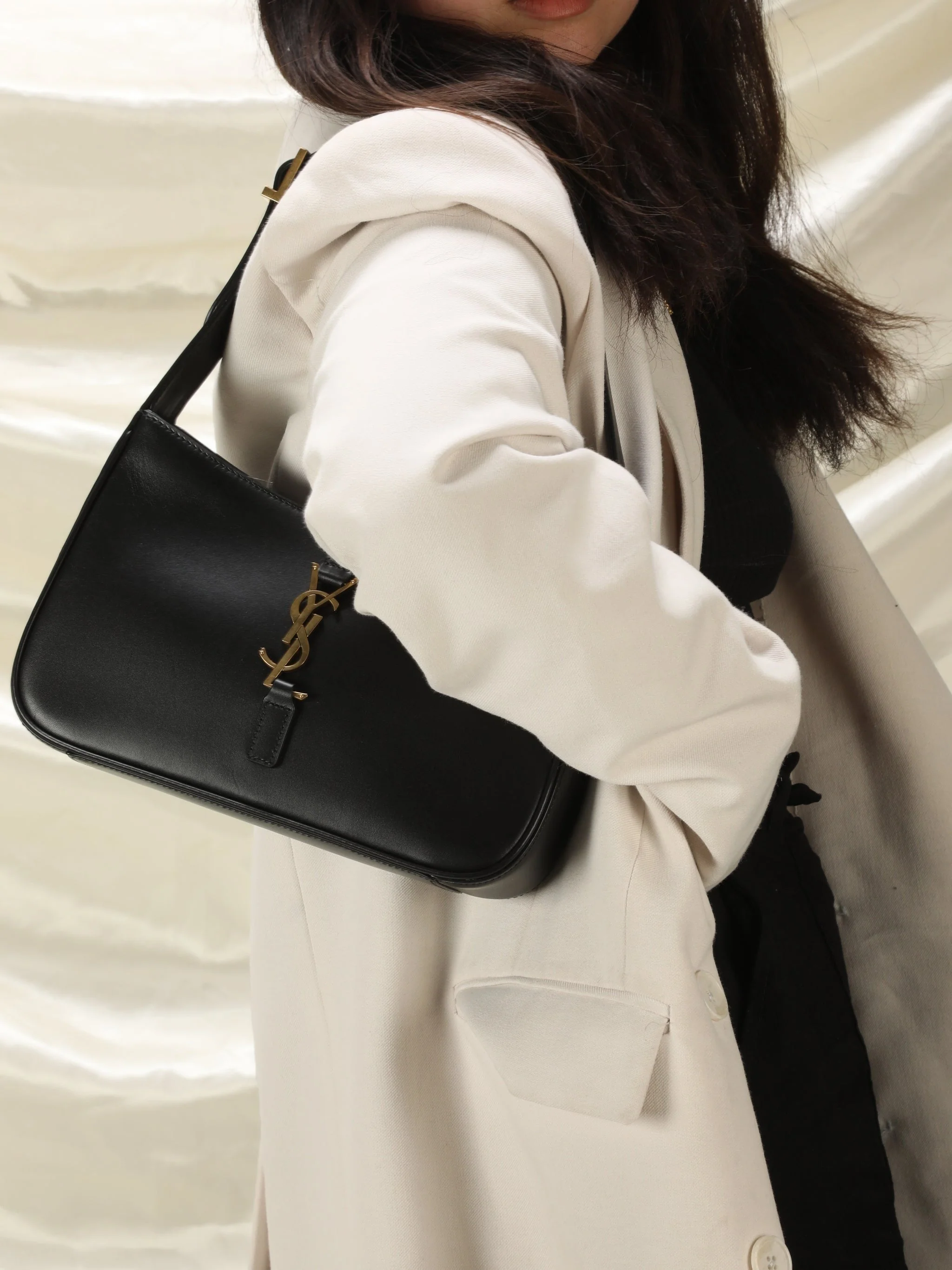 Saint Laurent Le 5 �� 7 Hobo Bag In Patent Leather - Black - Women
