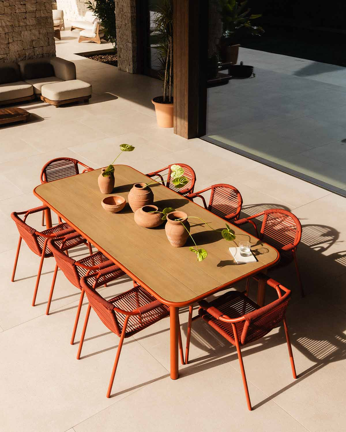 Set Caitlyn - Murna - Set de Mesa Rectangular de Madera de Acacia (240x110 cm) Caitlyn y 8 Sillas con Reposabrazos de Metal Murna de Exterior