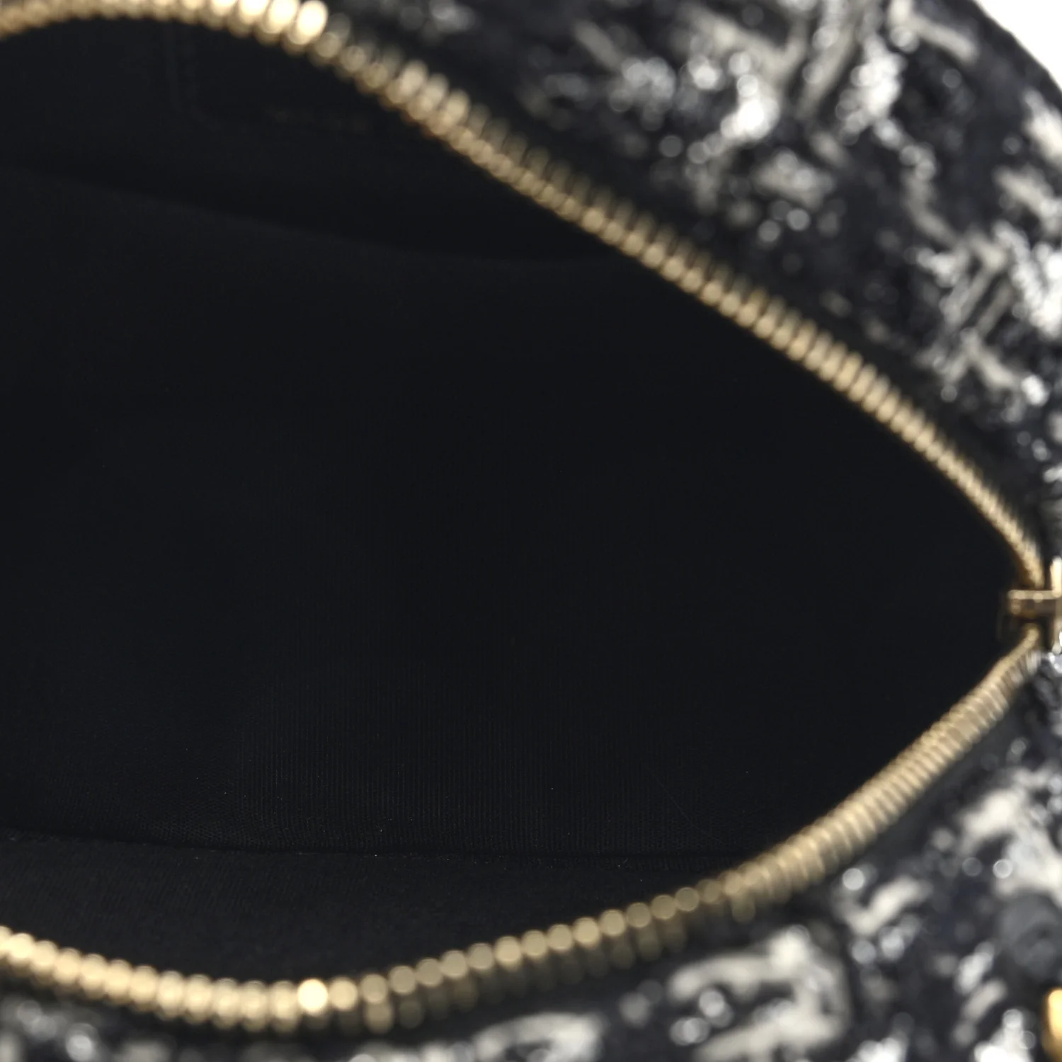 Tweed Quilted 19 Round Clutch With Chain Black White