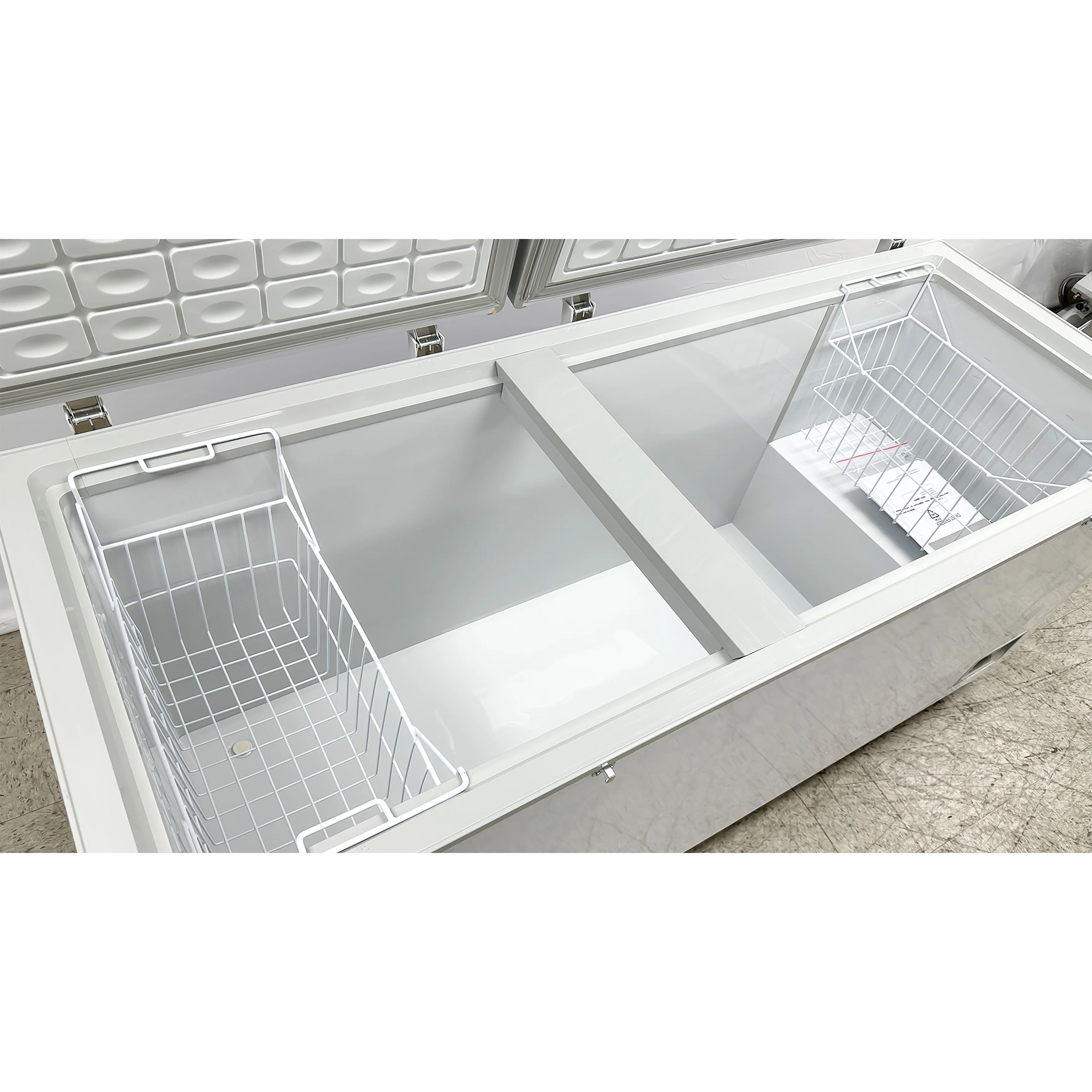 72 Commercial Chest Freezer - 620 L (18 Cu. Ft.) Capacity, Dual Hinged Lids, Digital Temperature Control