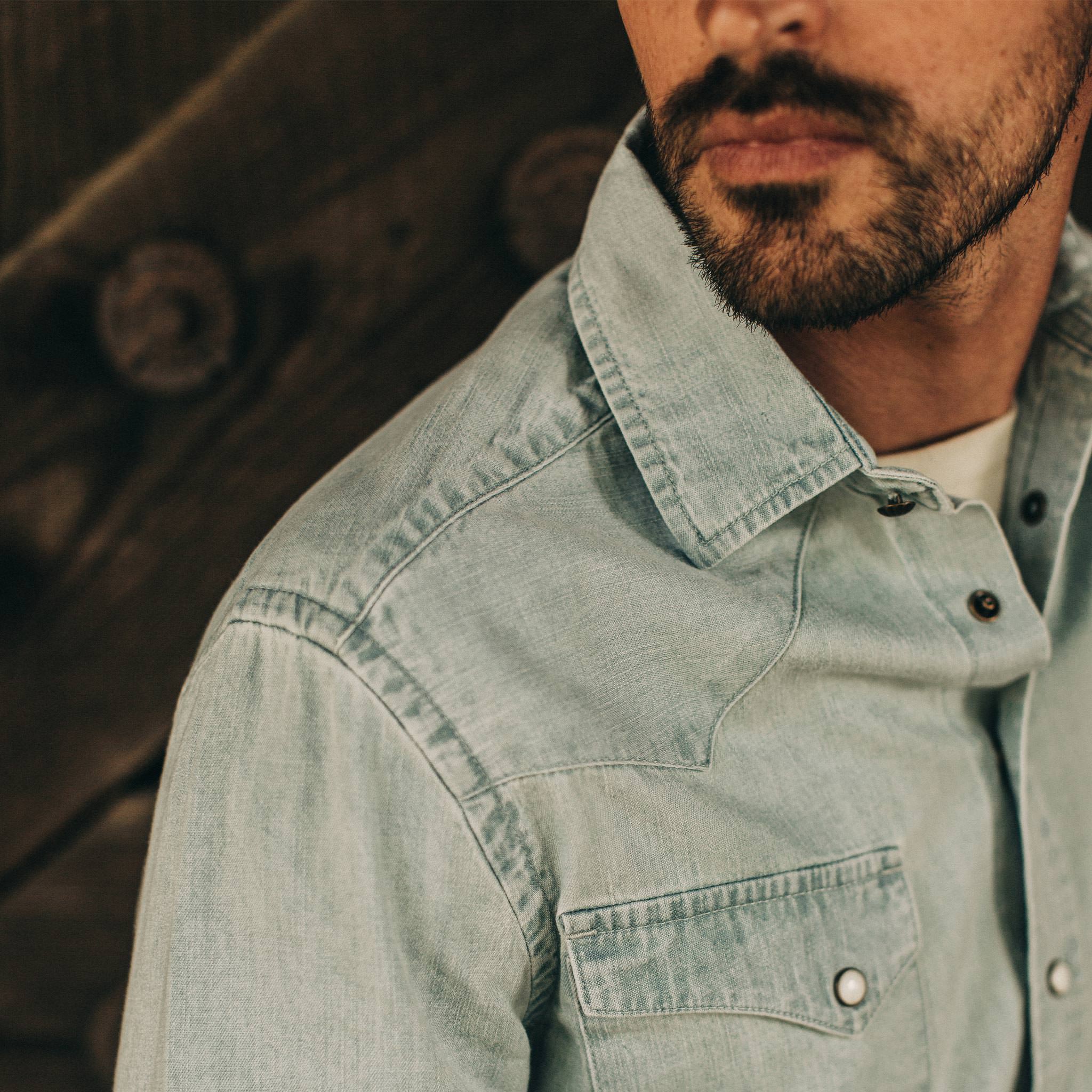 Chemise western en denim délavé