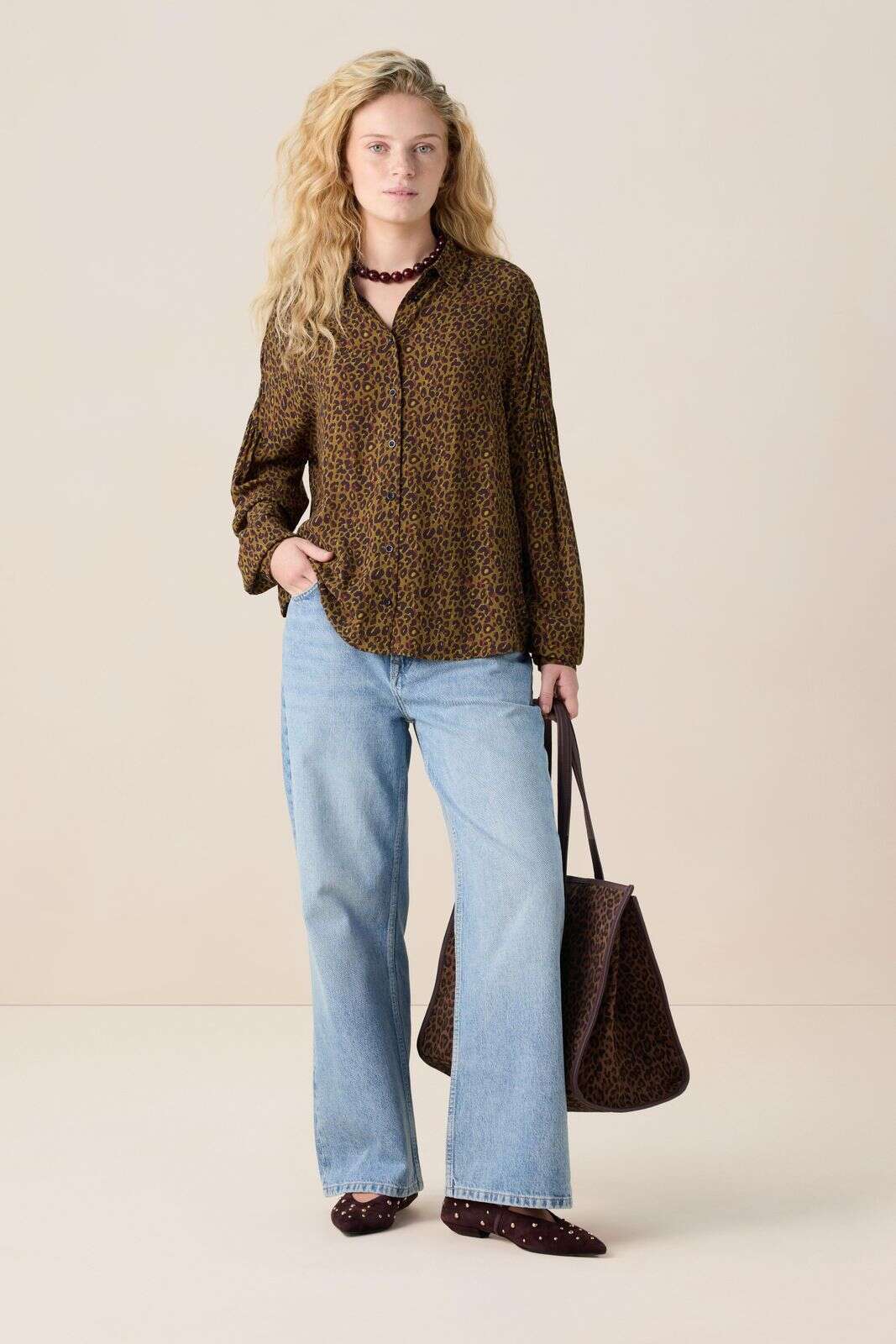Donkergoene blouse met leopard print