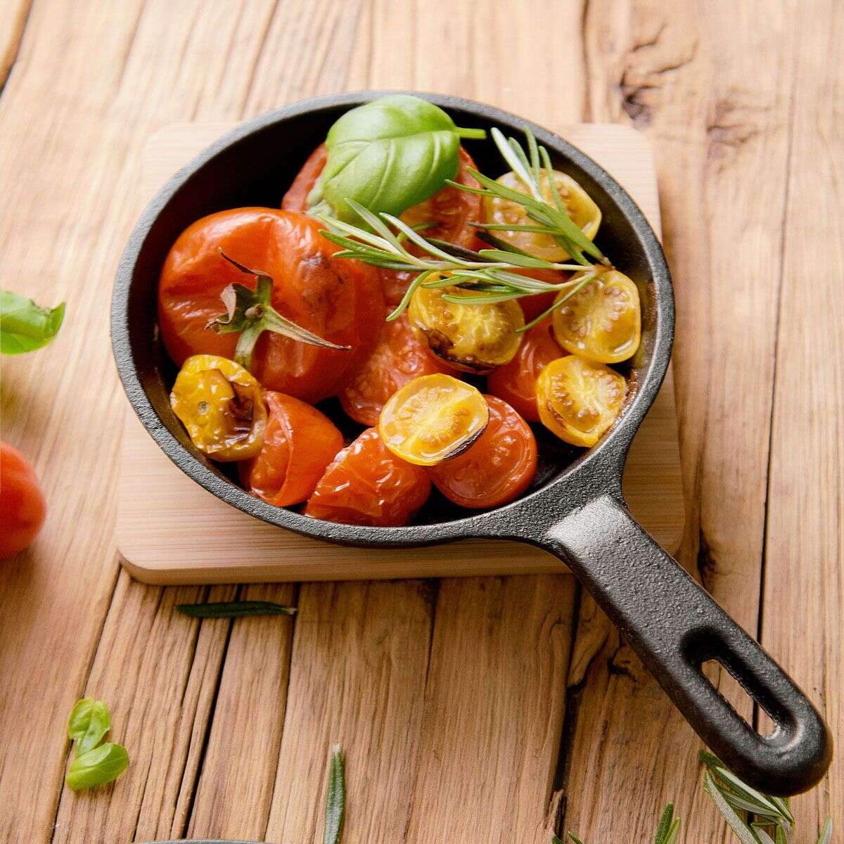 Naczynie do serwowania ADRIAS żeliwne małe z bambusową podkładką 21x12 cm