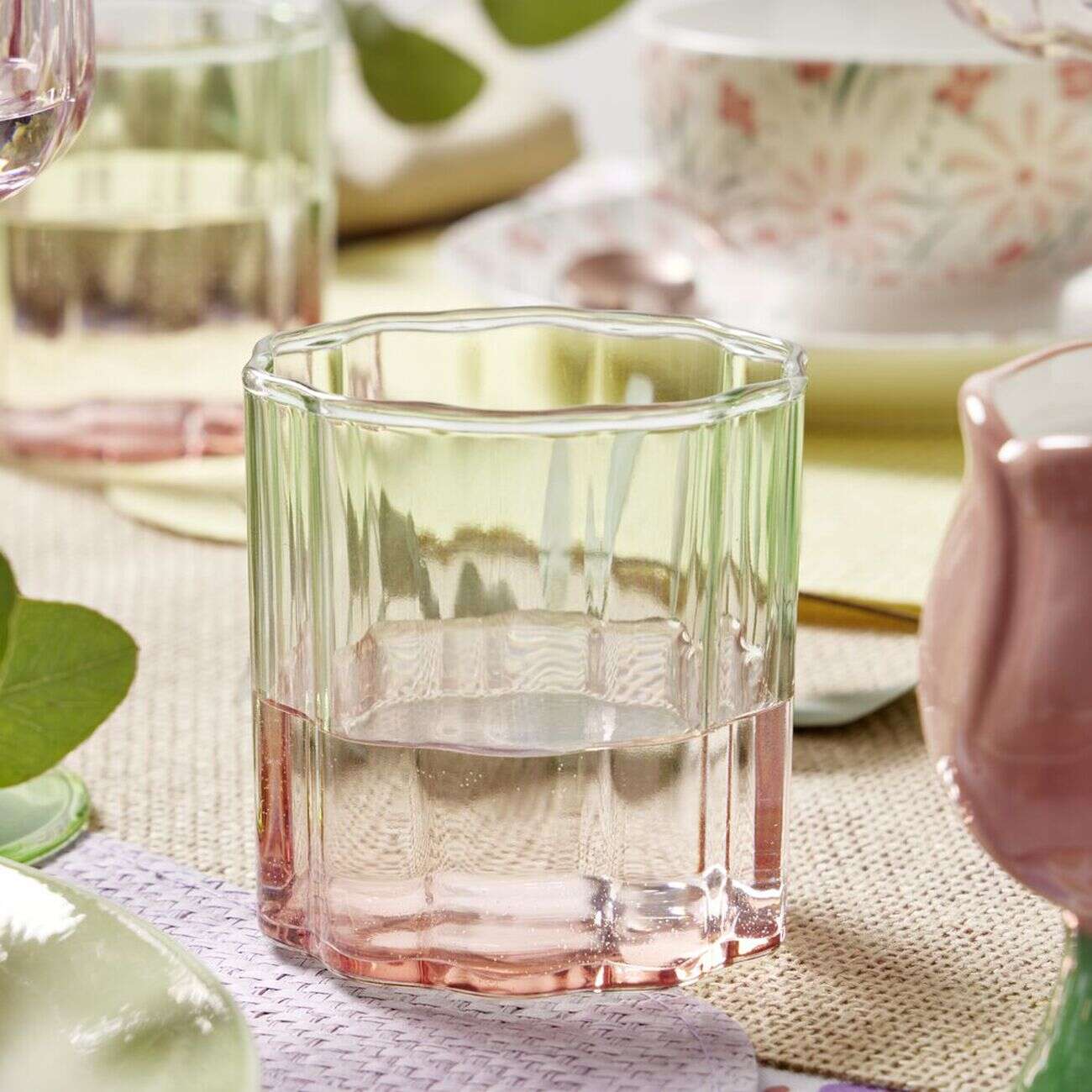 Verre à eau 28cl forme fleur en verre dégradé rose et vert Ø8xH8cm