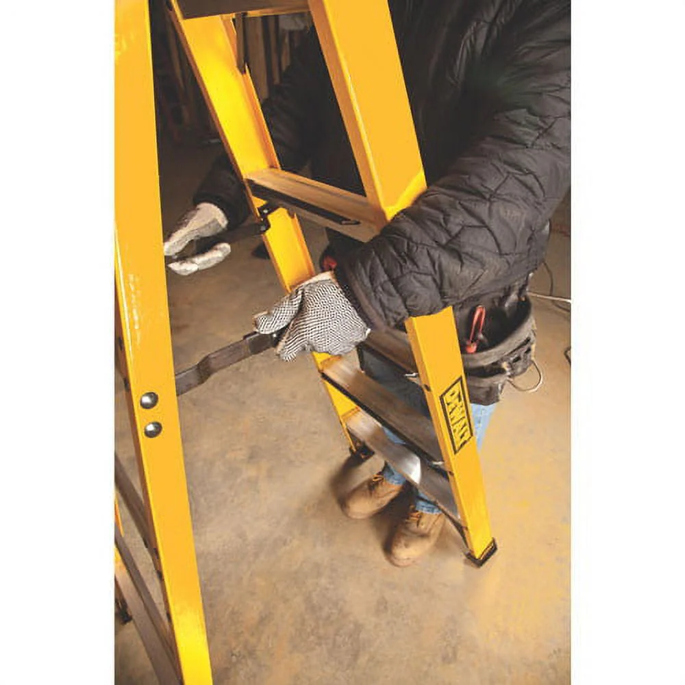 Dewalt 4 foot Fiberglass Step Ladder, Type Ia, 300 pound Load Capacity, Dxl3010 04 Image 4