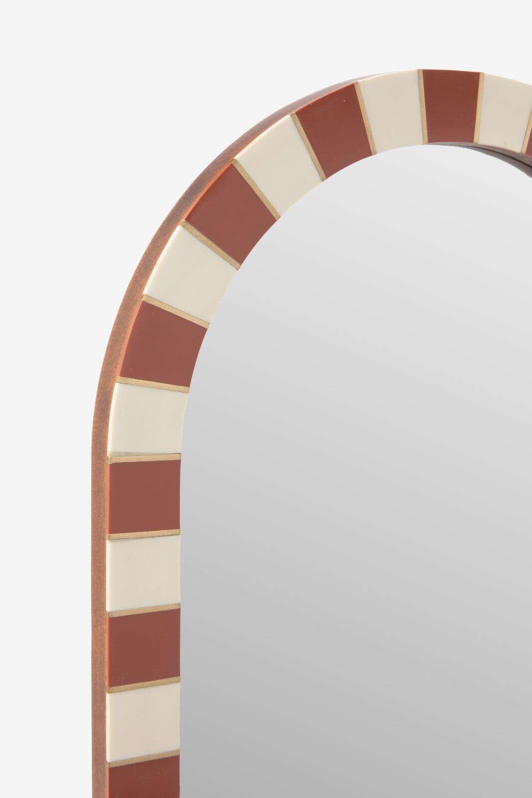 Rode hangspiegel met geblokte omlijsting