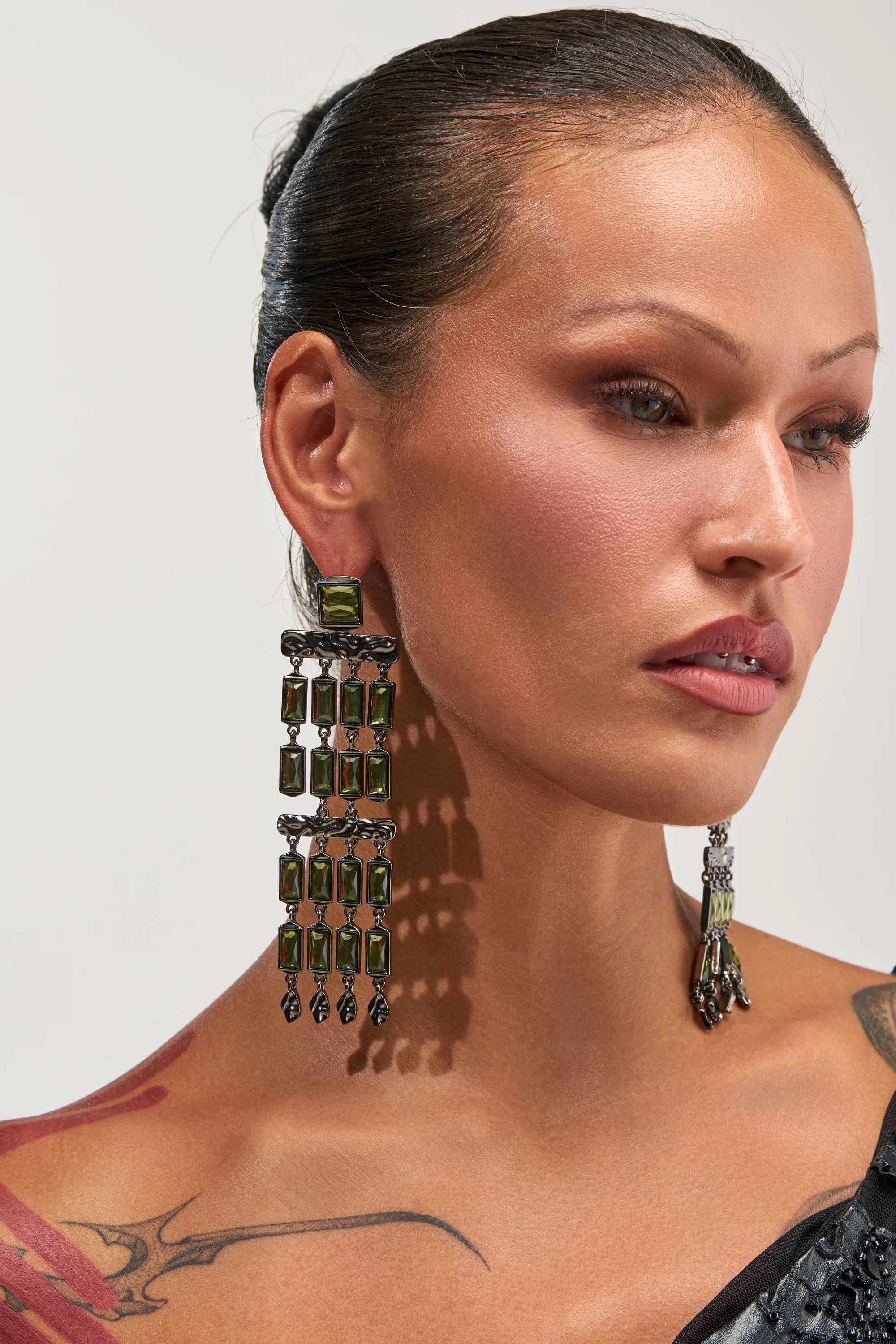 BAGUETTE CHANDELIER EARRINGS IN GREEN - Akira Store