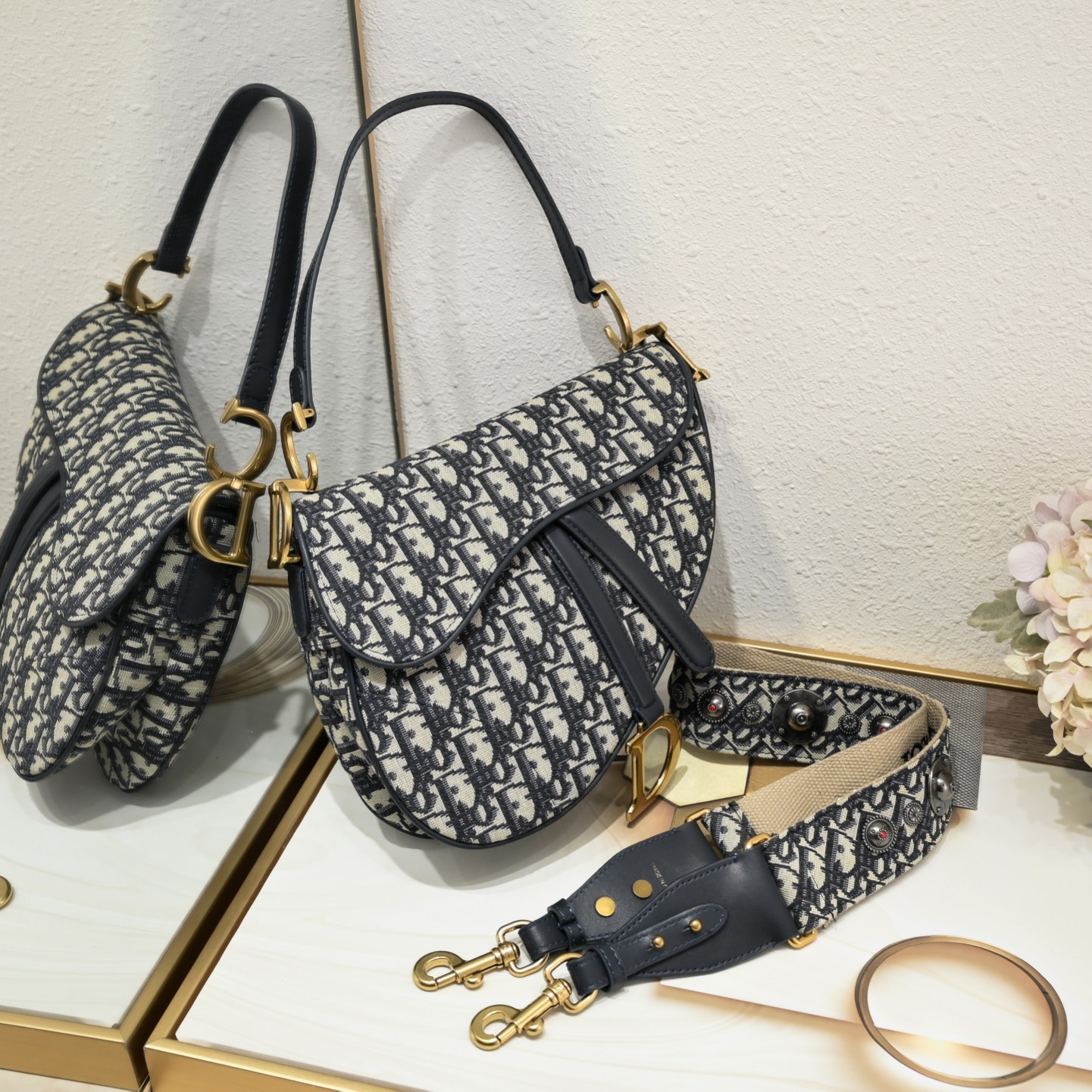 D saddle Be a classic with classics crossbody bag