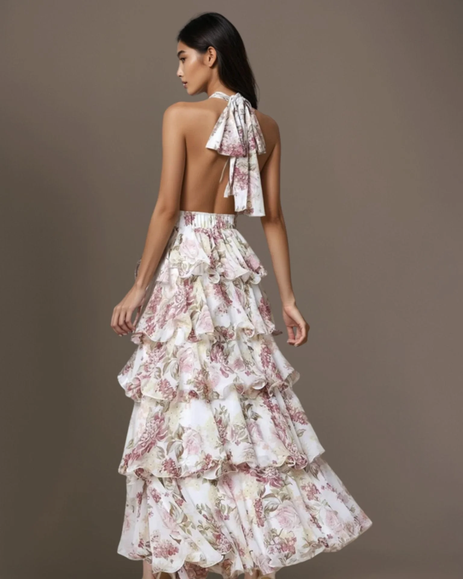 Robe maxi à volants en étages avec imprimé floral et détail à la taille, col licou