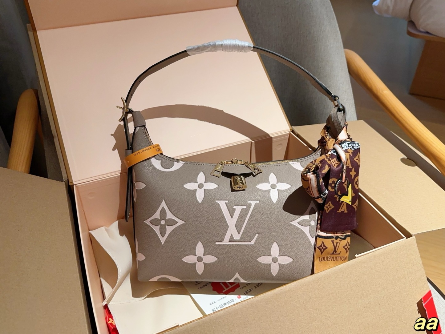 Louis new arrival hobo lock bag size:28*18*10 cm