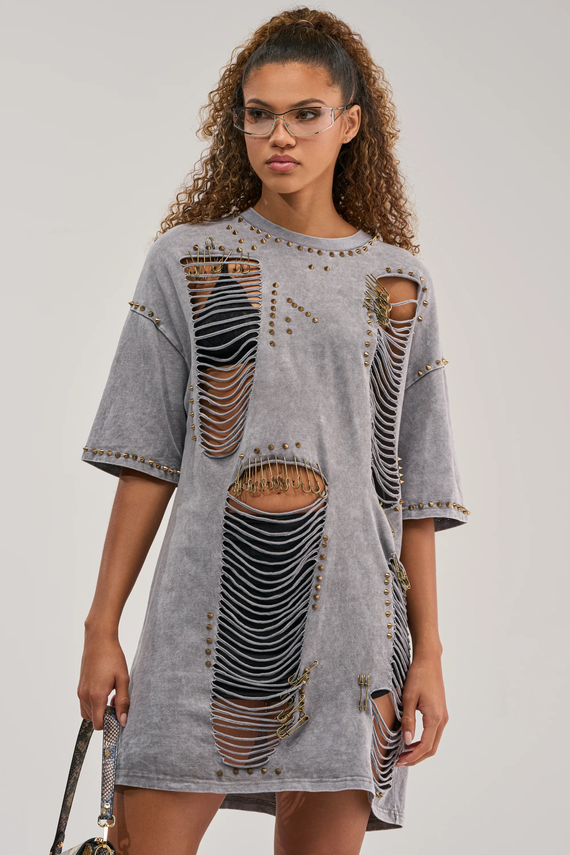 MARGOT DISTRESSED STUDDED SHORT SLEEVE TEE IN GREY - Akira Store