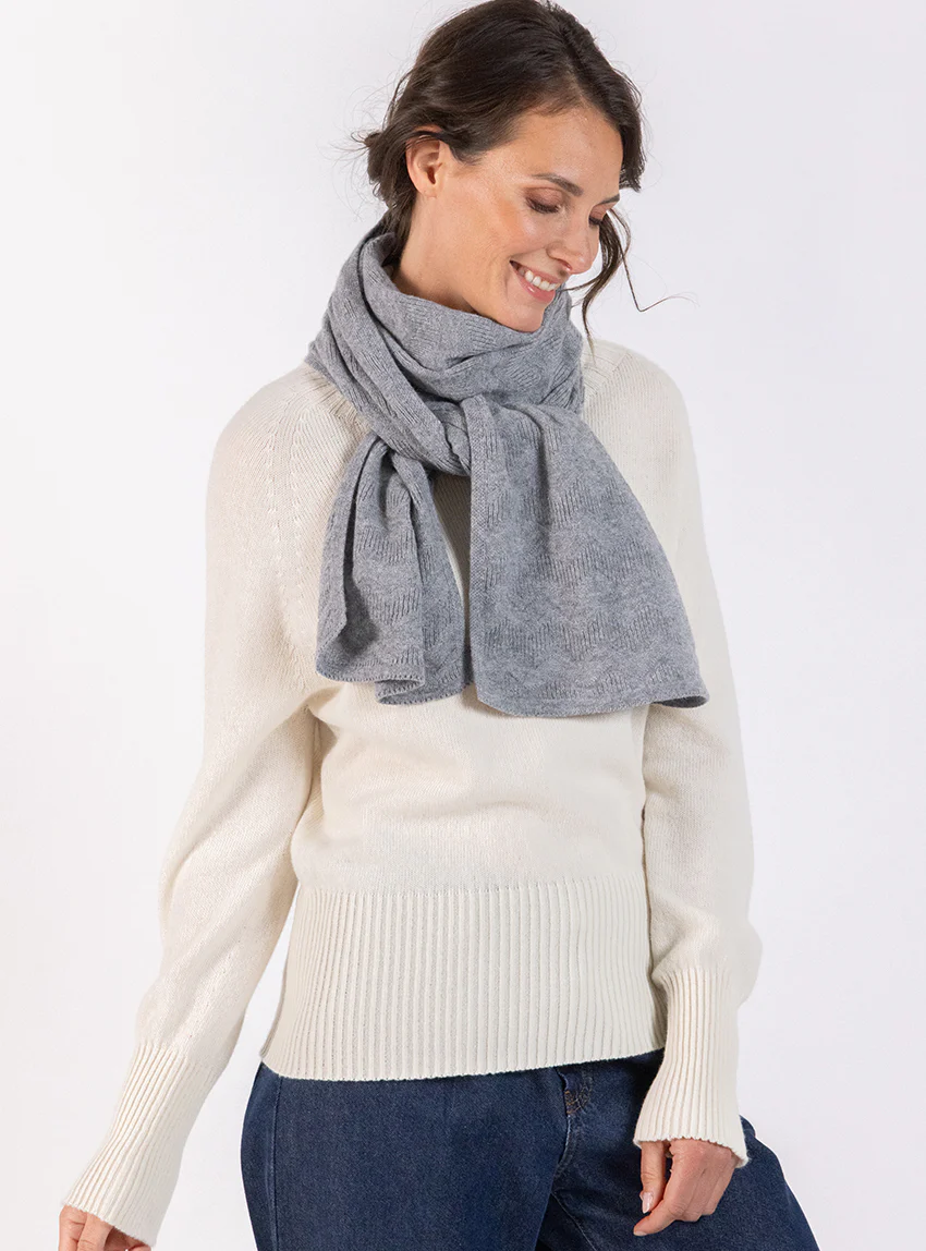 Echarpe en cachemire gris élégant