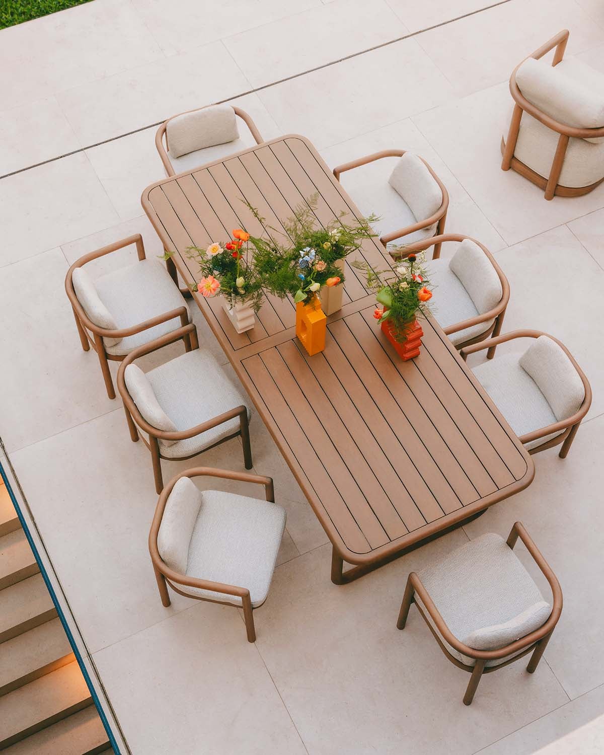 Elnes - Set de Mesa de Comedor Rectangular (240x100 cm) y 8 Sillas de Madera de Eucalipto y Tela Elnes