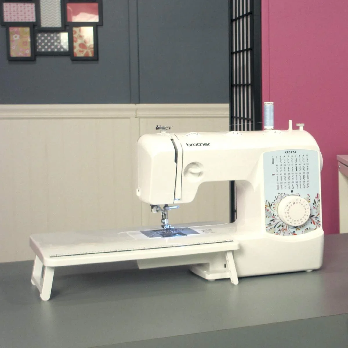 Machine à coudre et à quilter XR3774, 37 points intégrés, 8 pieds-de-biche inclus