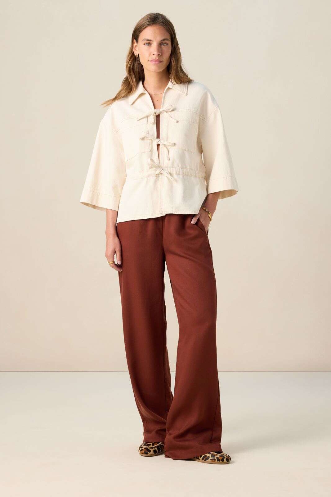 Wit jasje met striksluiting