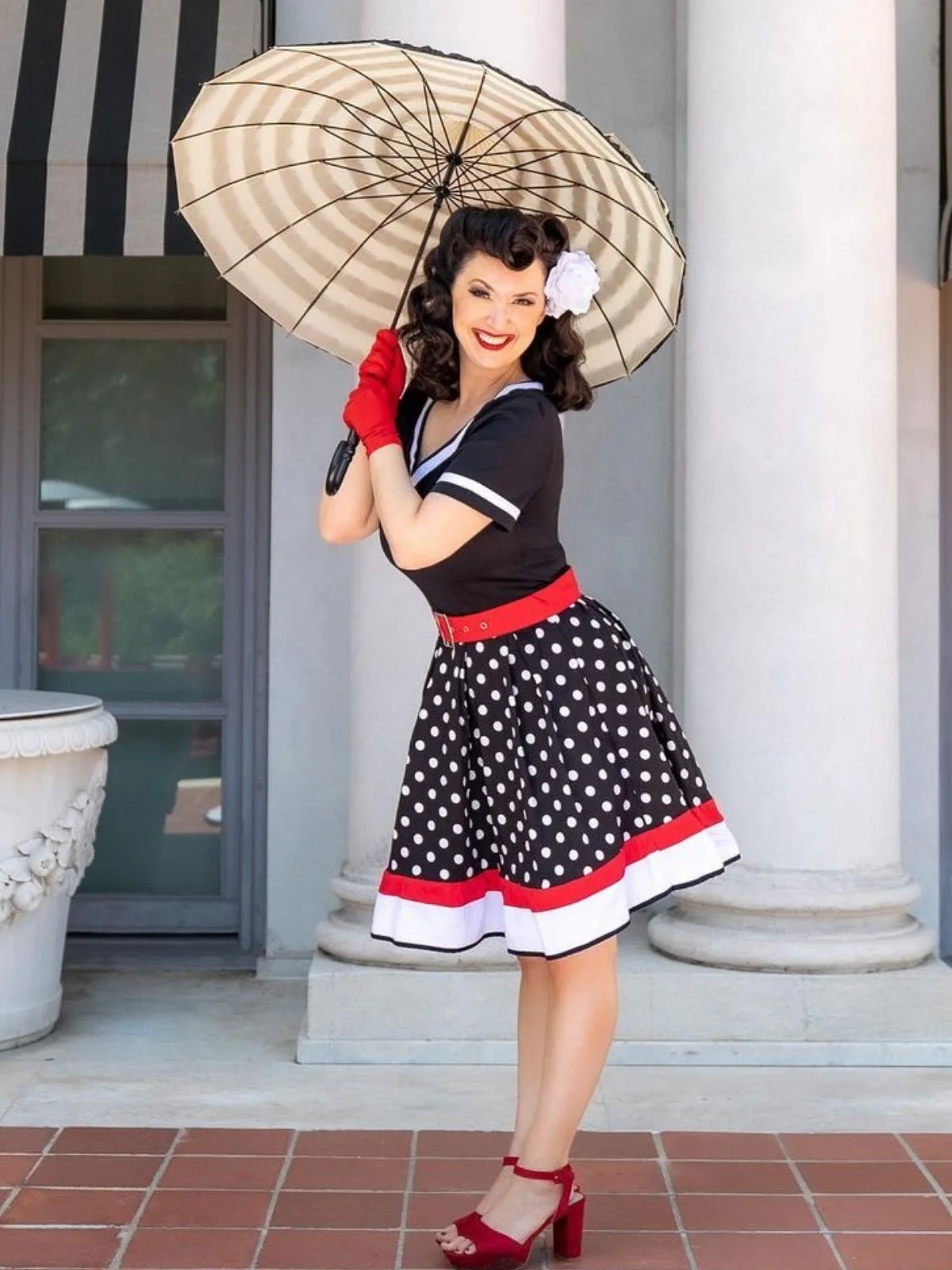 Robe vintage des années 50 à pois avec ceinture et jupe évasée Rockabilly