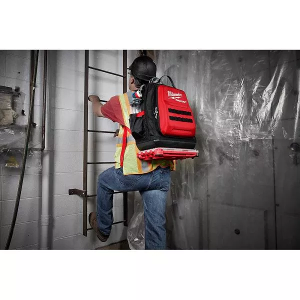 Coffret d'outils de mécanicien PACKOUT (32 pièces) avec cliquet et douilles métriques à entraînement 3/8 po, sac à dos de 15 po et étui PACKOUT.