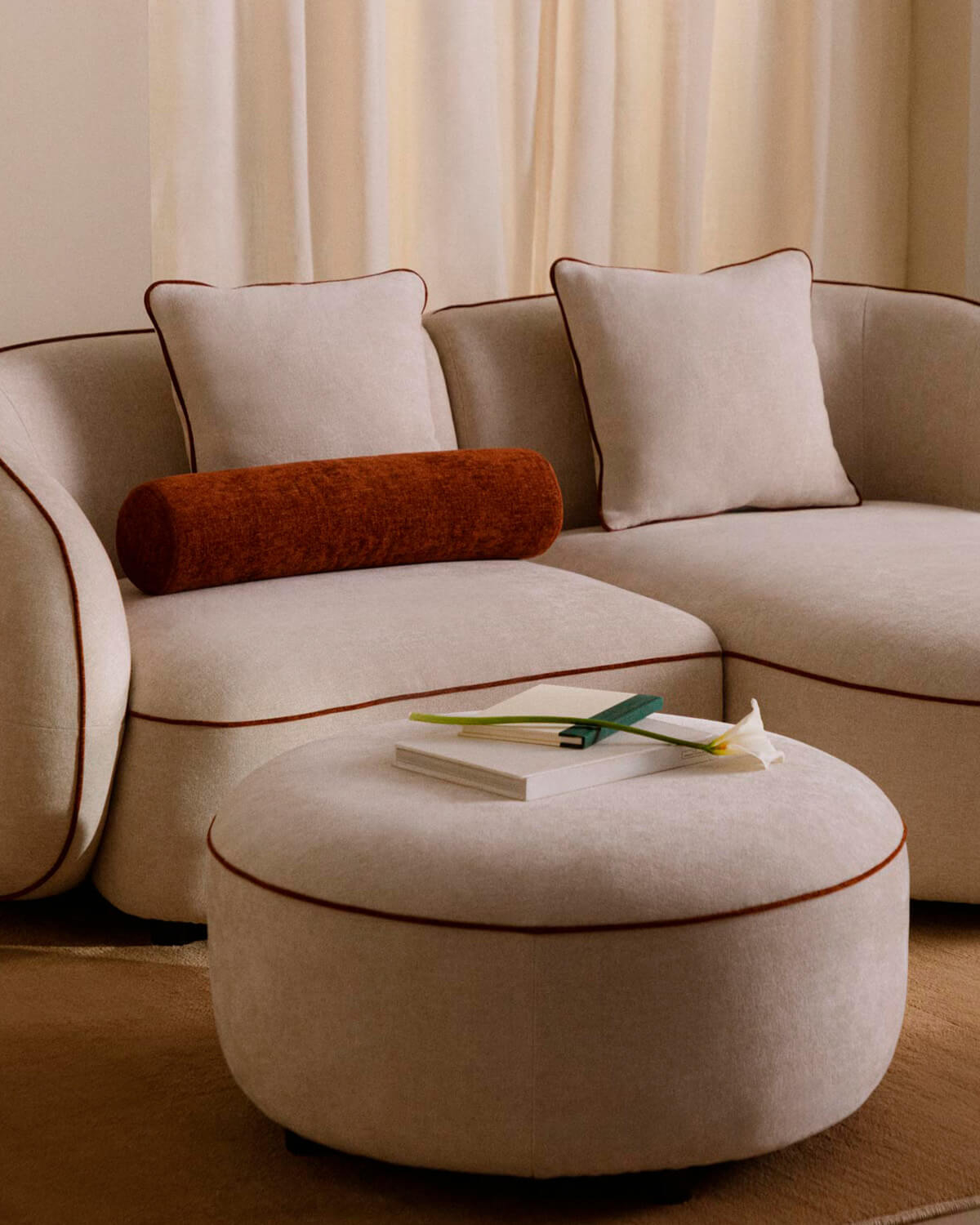 Ilham - Sofá Modular 2 Piezas Esquinero con Chaise Longue y Puff Redondo de Tela Ilham