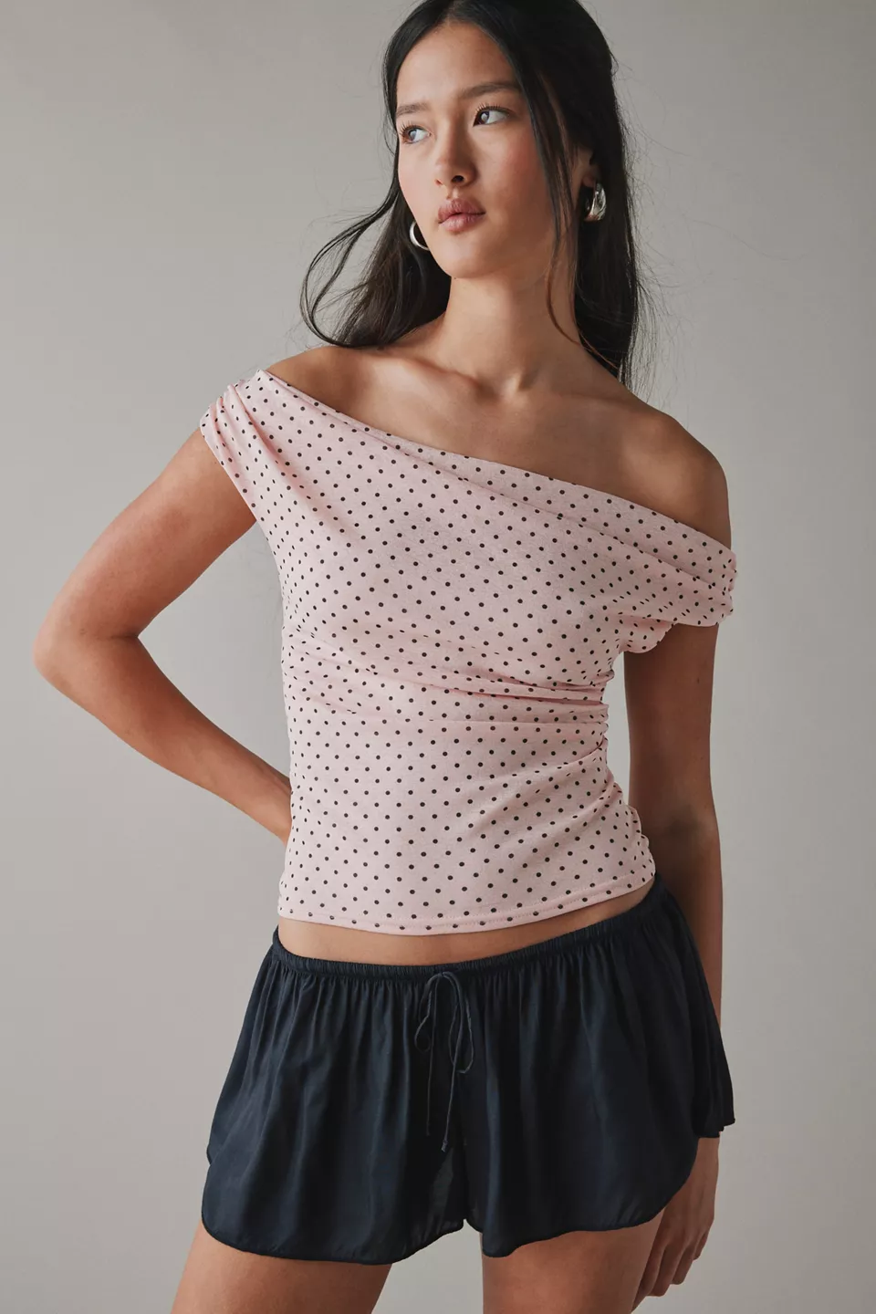UO Fia Off-The-Shoulder Crop Top-Pink