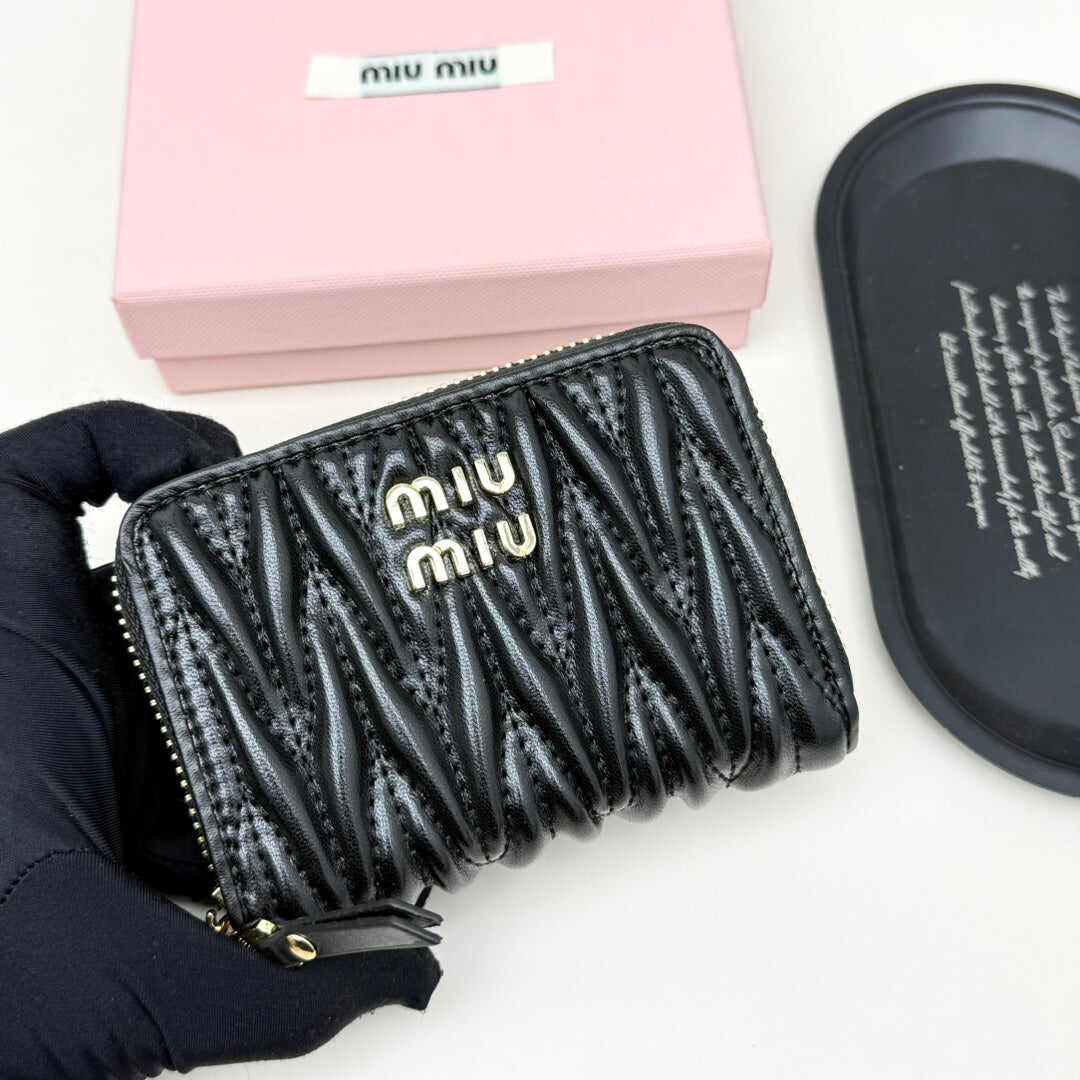 MIUMIU【ミュウミュウ】春夏にぴったりの実用的で絶妙な小さな財布2色